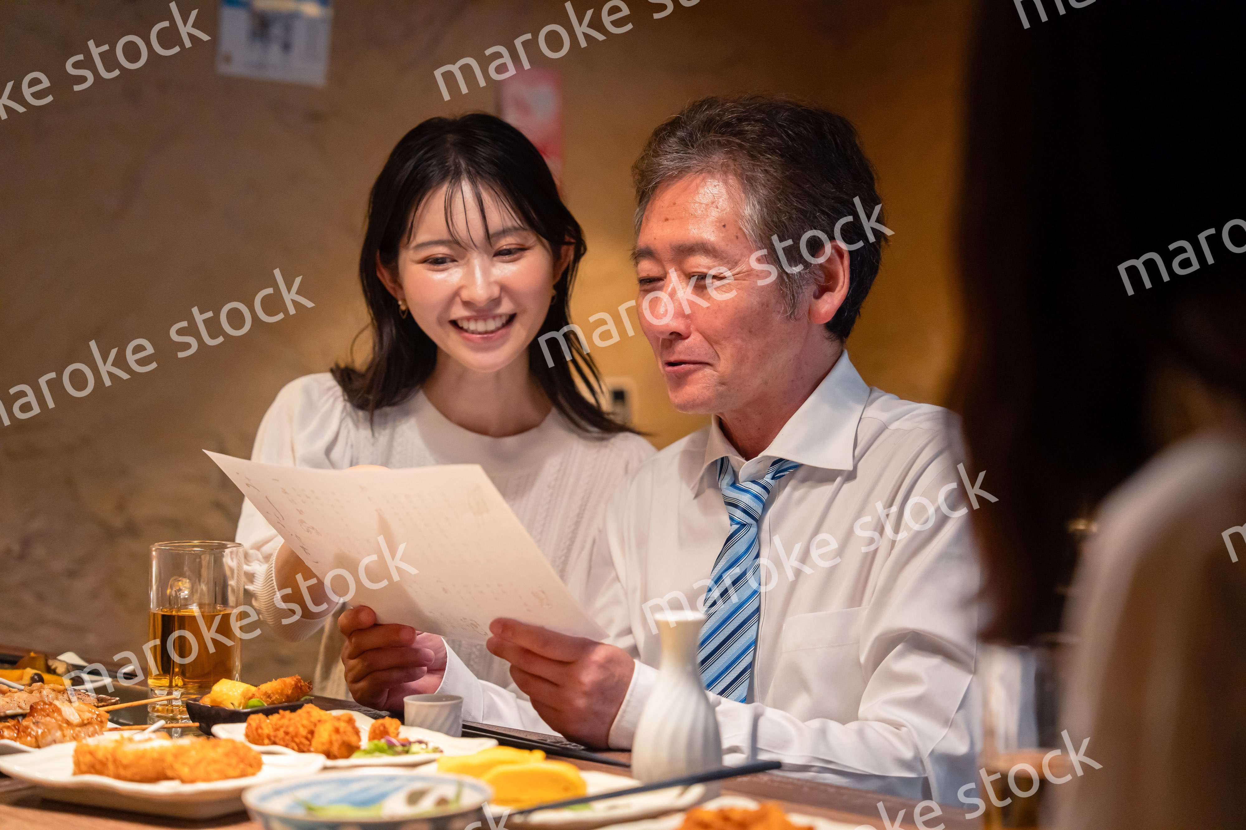 若い女性と二人でお酒を飲む男性