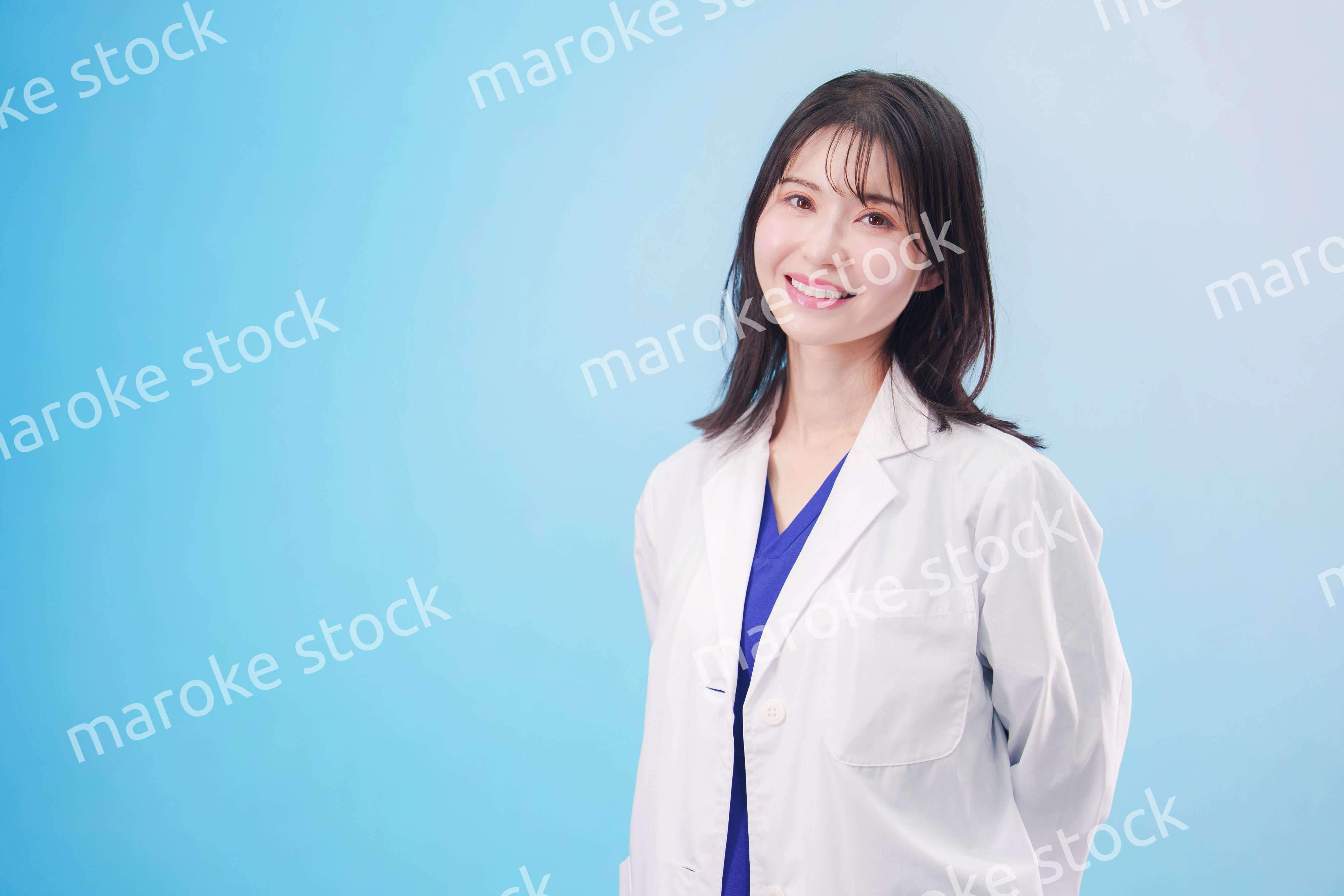 笑顔の女性科学者（水色背景）