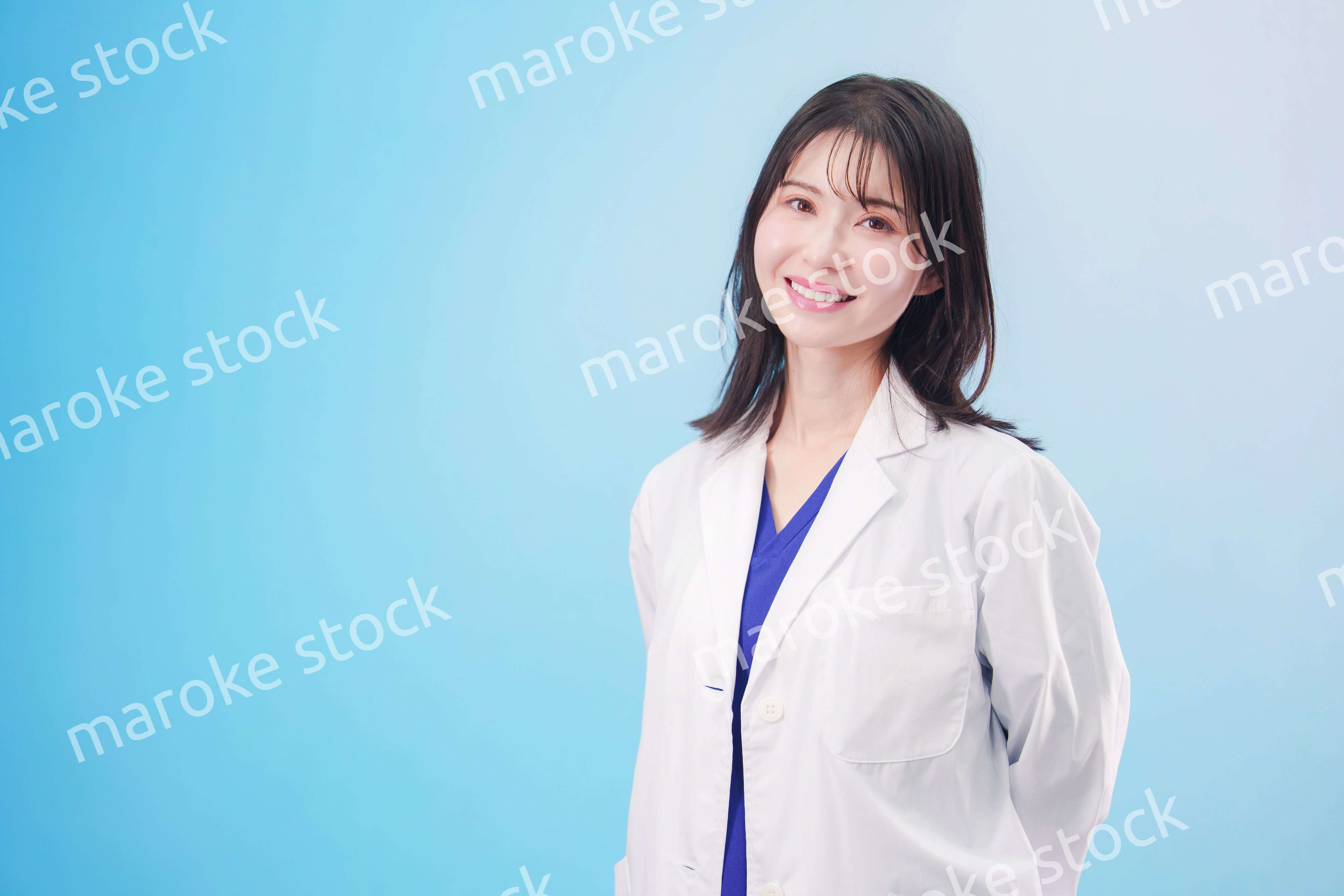 笑顔の女性科学者（水色背景）