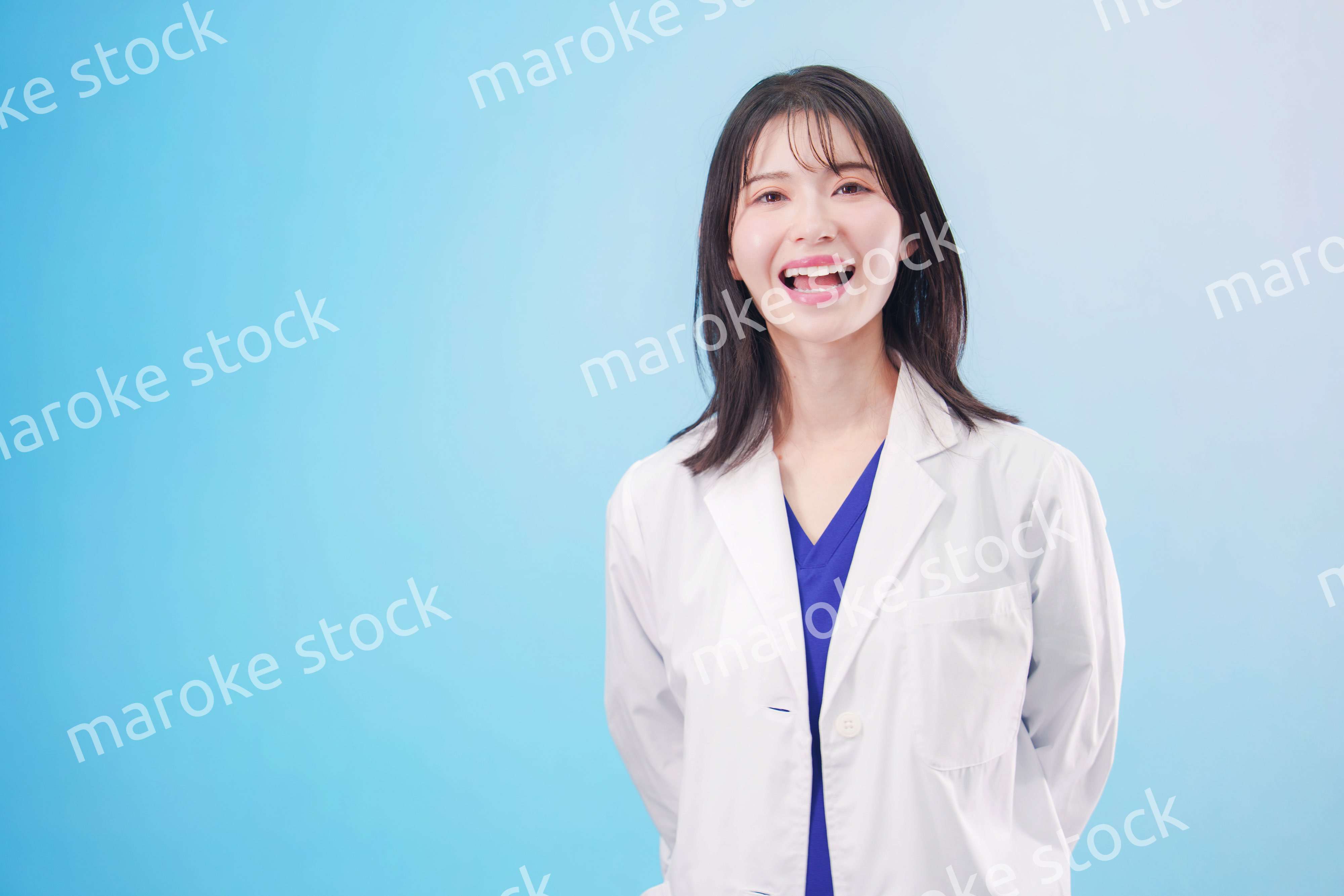 笑顔の女性科学者（水色背景）