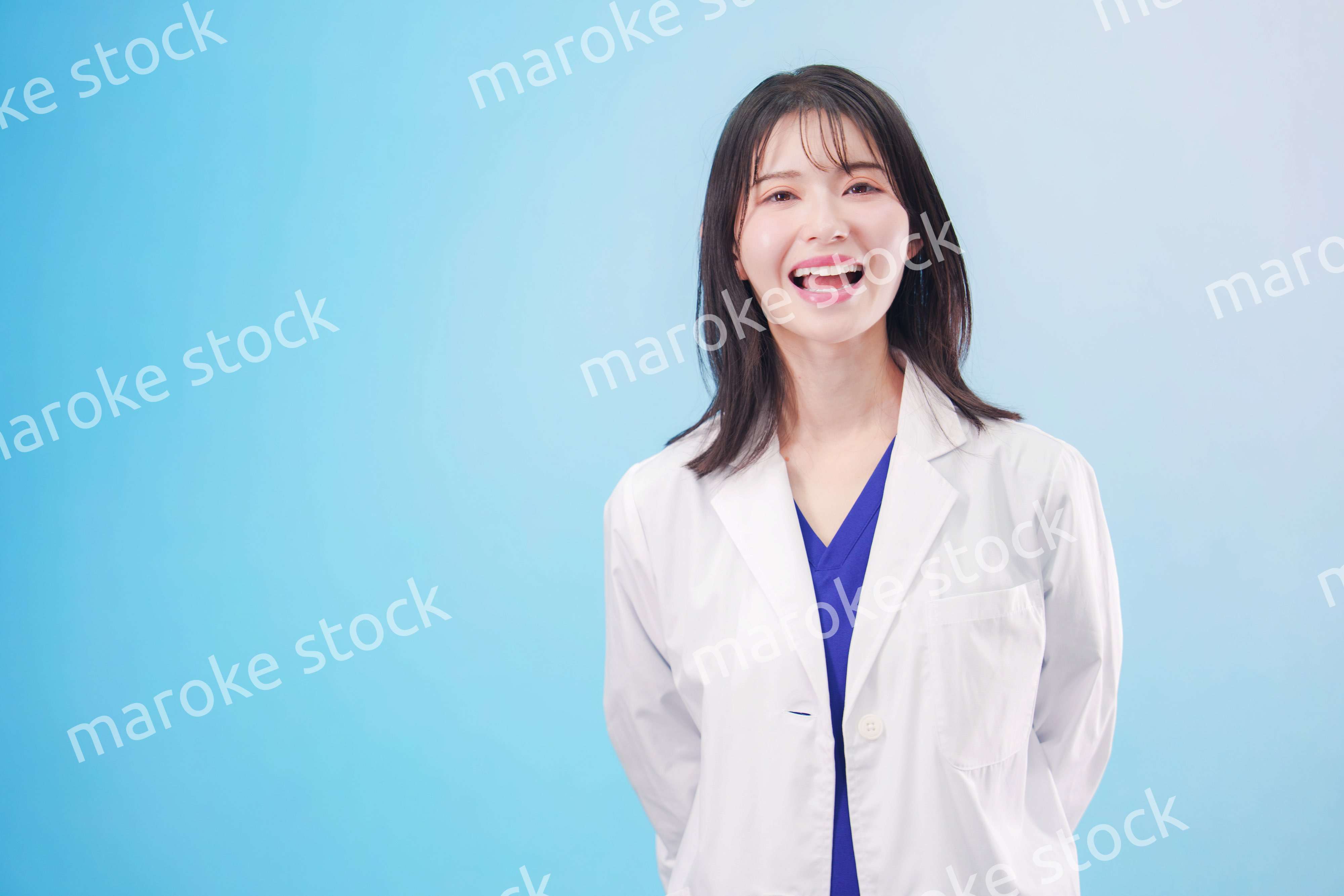 笑顔の女性科学者（水色背景）