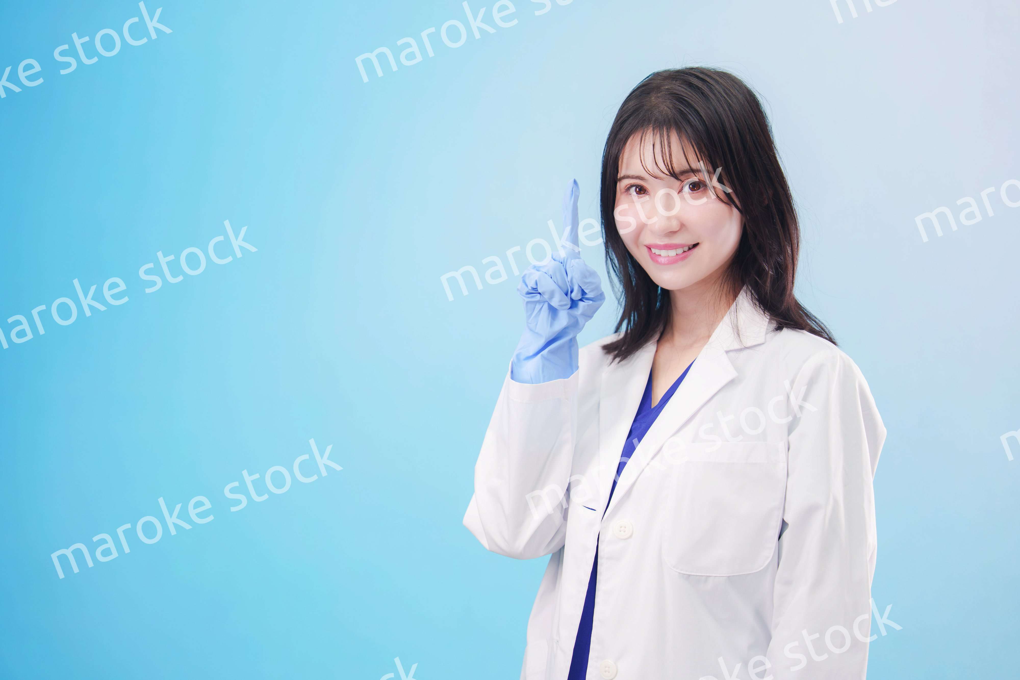 笑顔の女性科学者（水色背景）