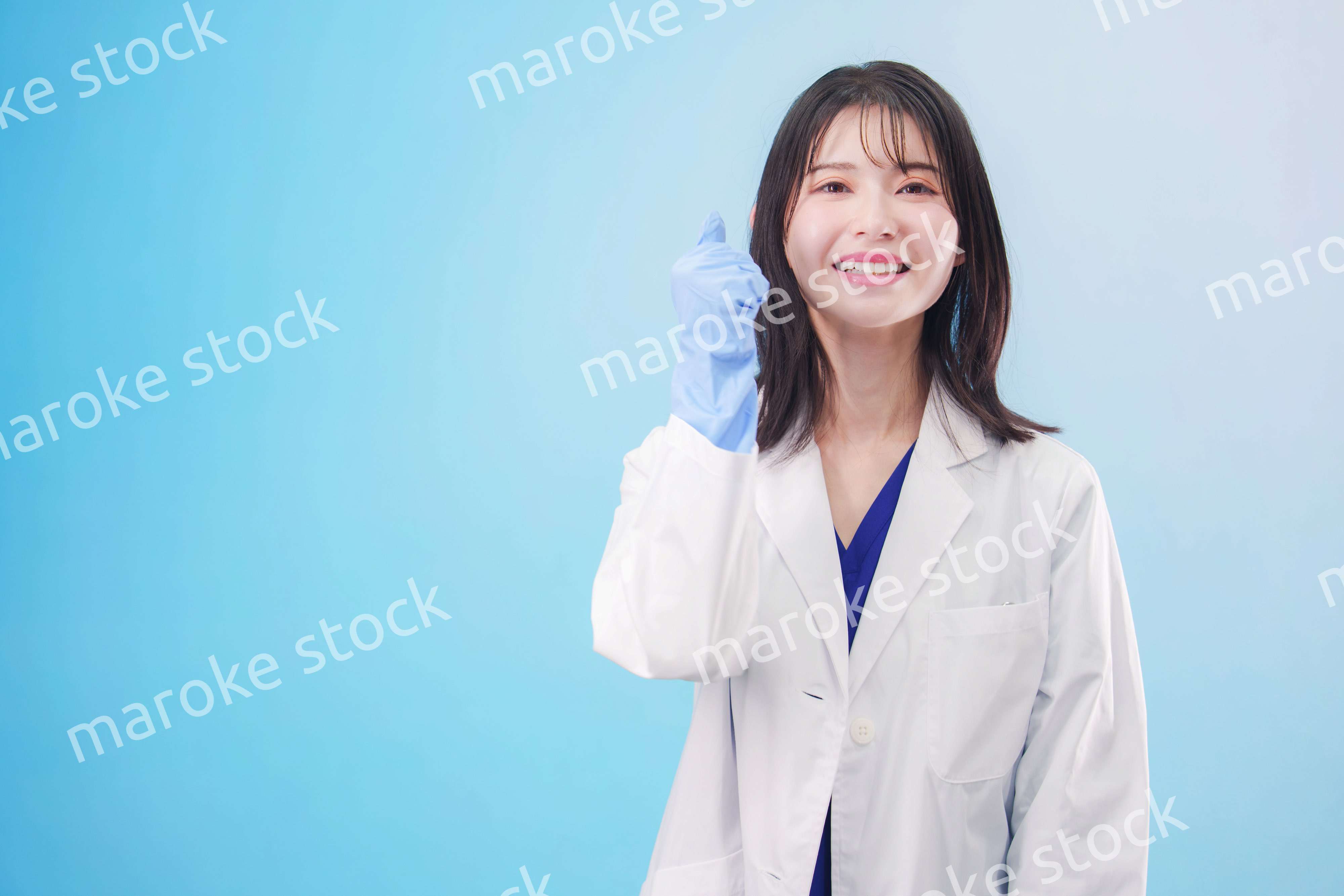 笑顔の女性科学者（水色背景）