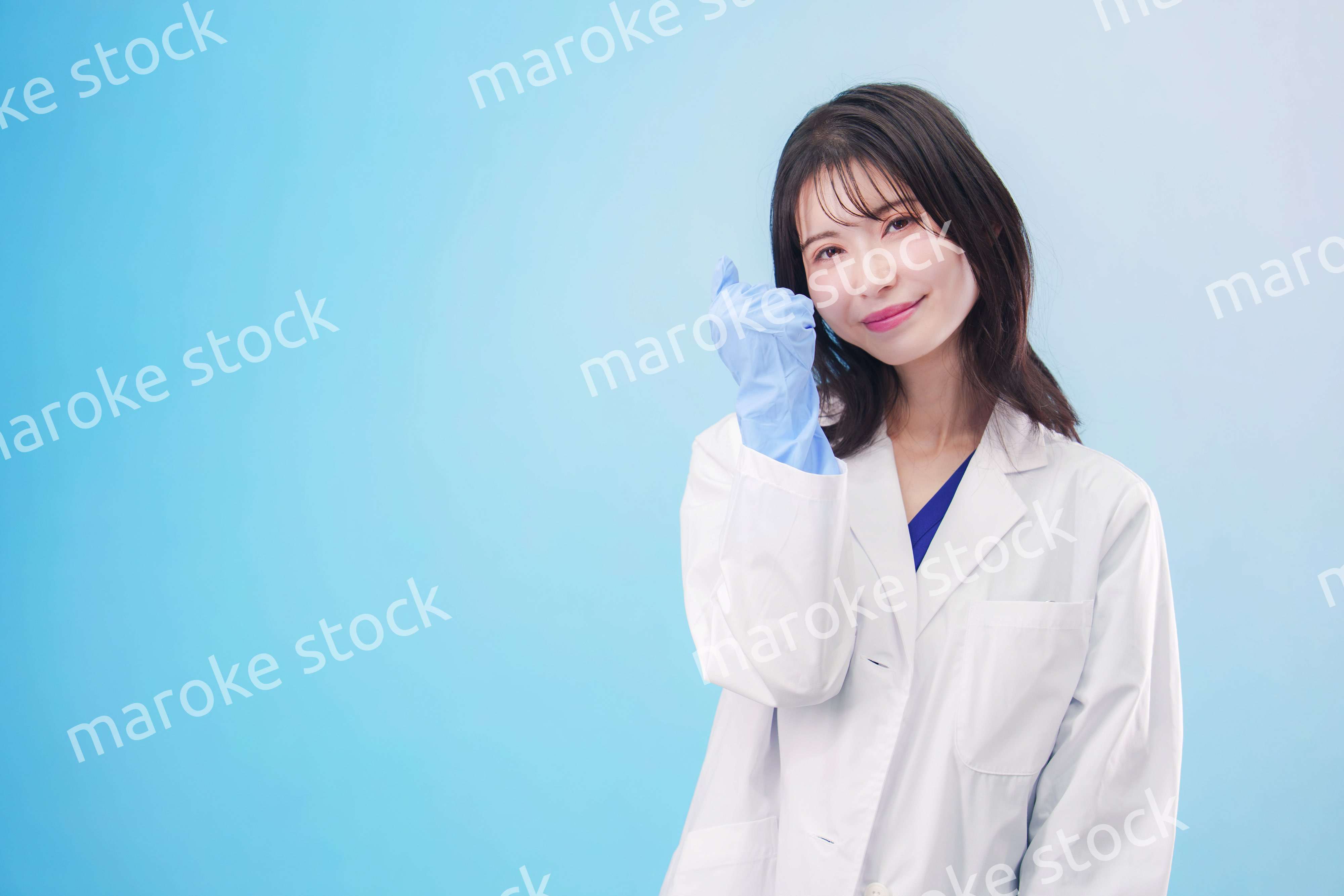 笑顔の女性科学者（水色背景）