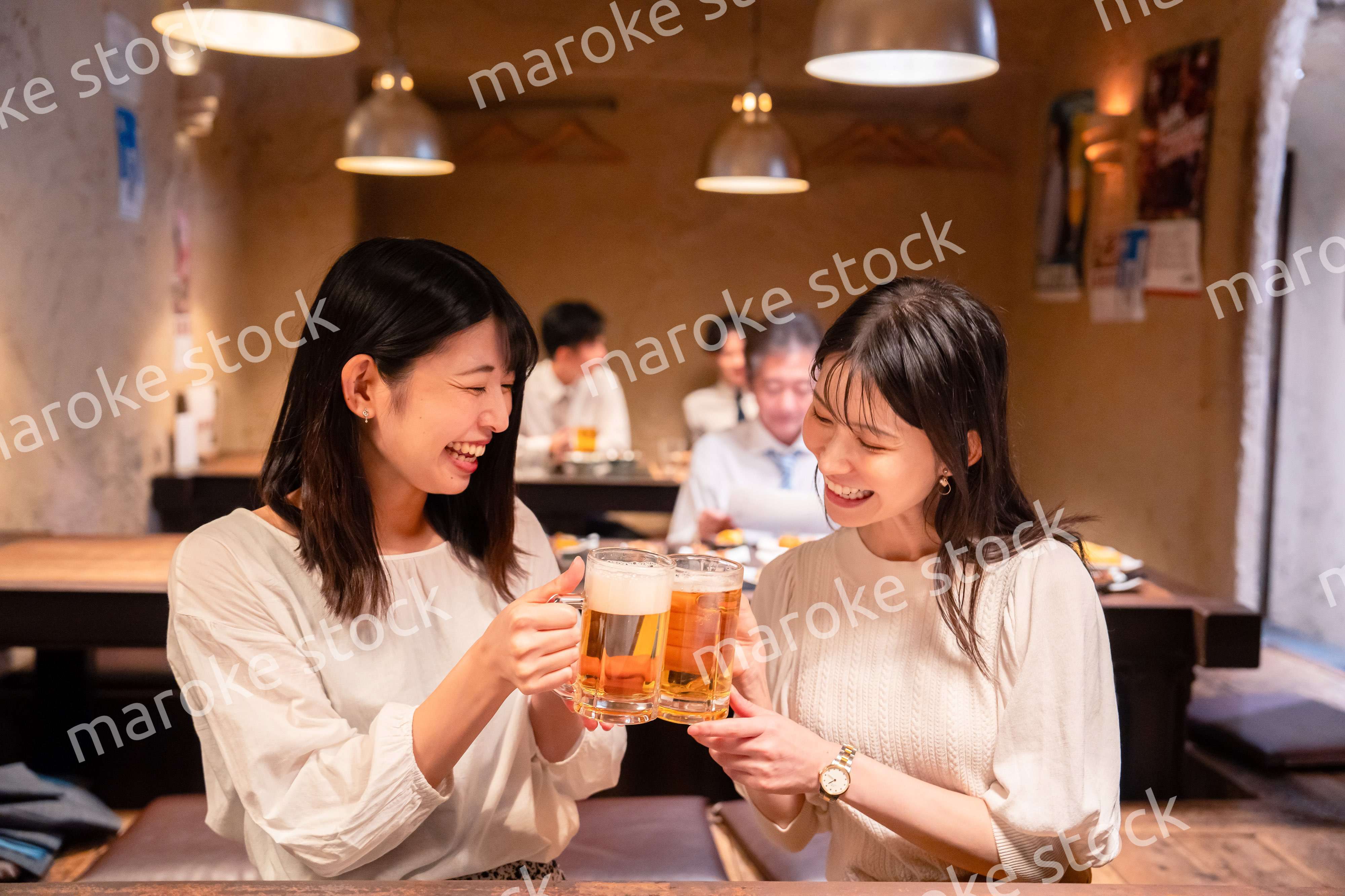 居酒屋で女子会をする二人の女性