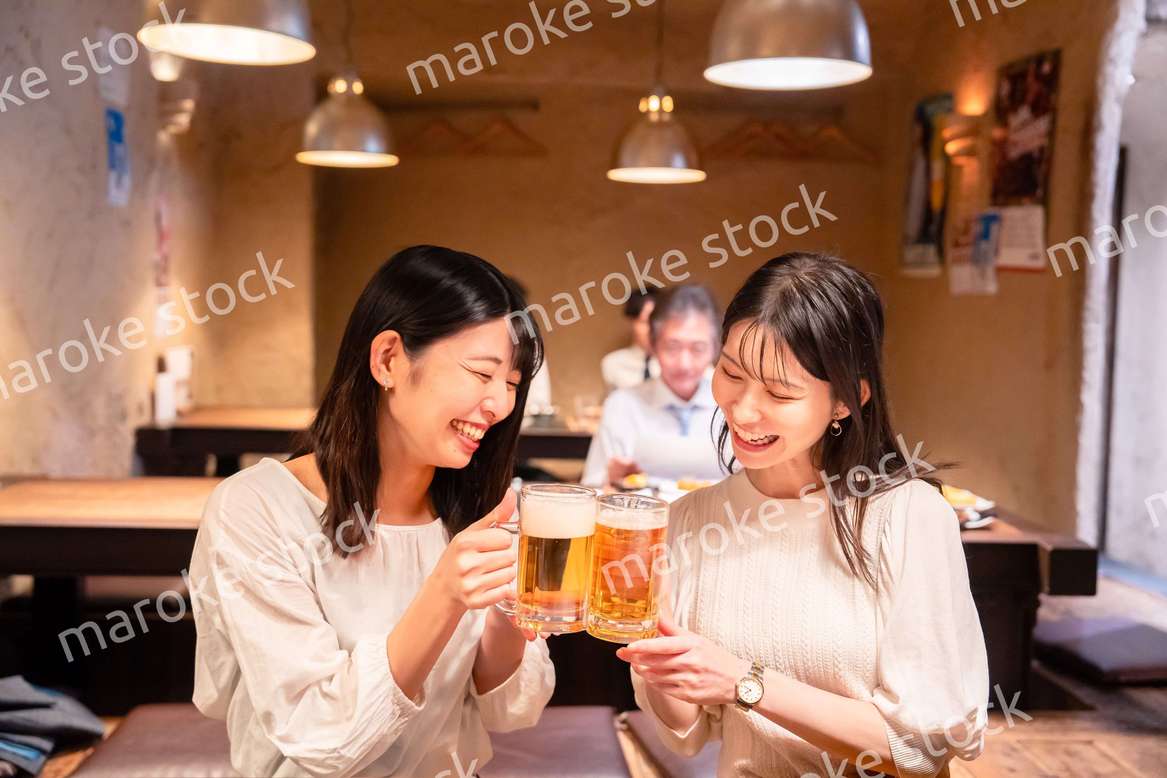 居酒屋で女子会をする二人の女性