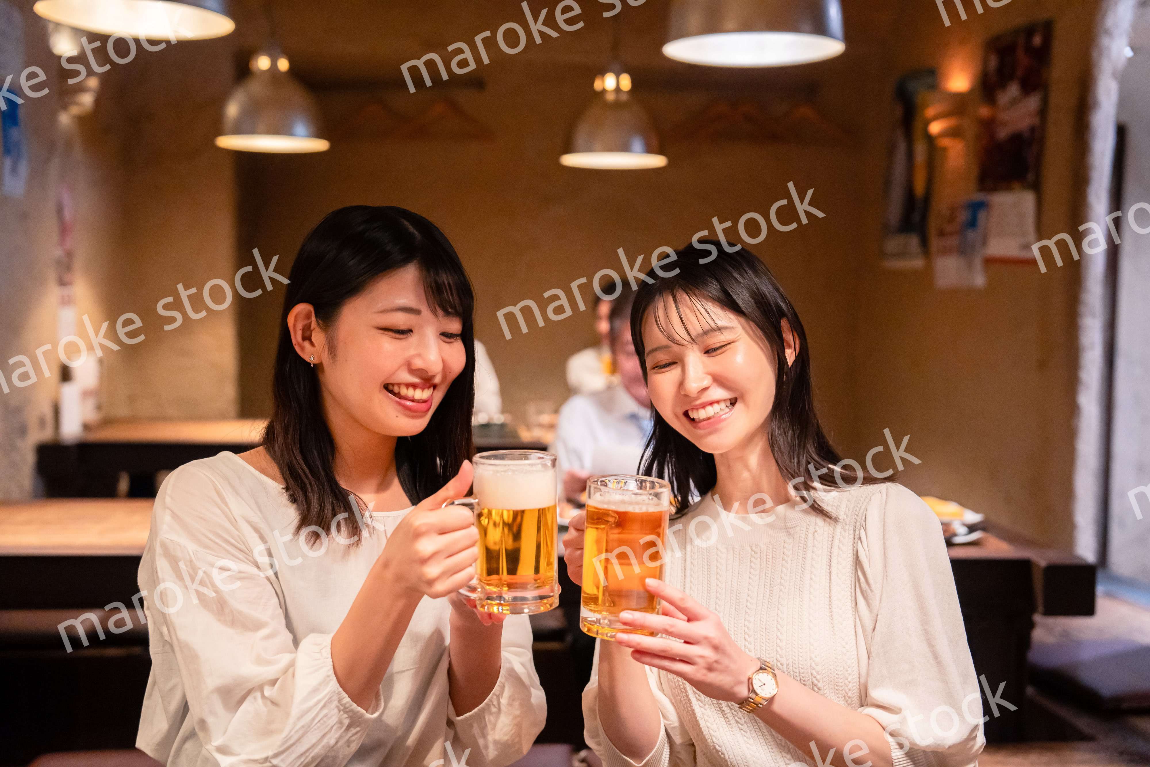 居酒屋で女子会をする二人の女性