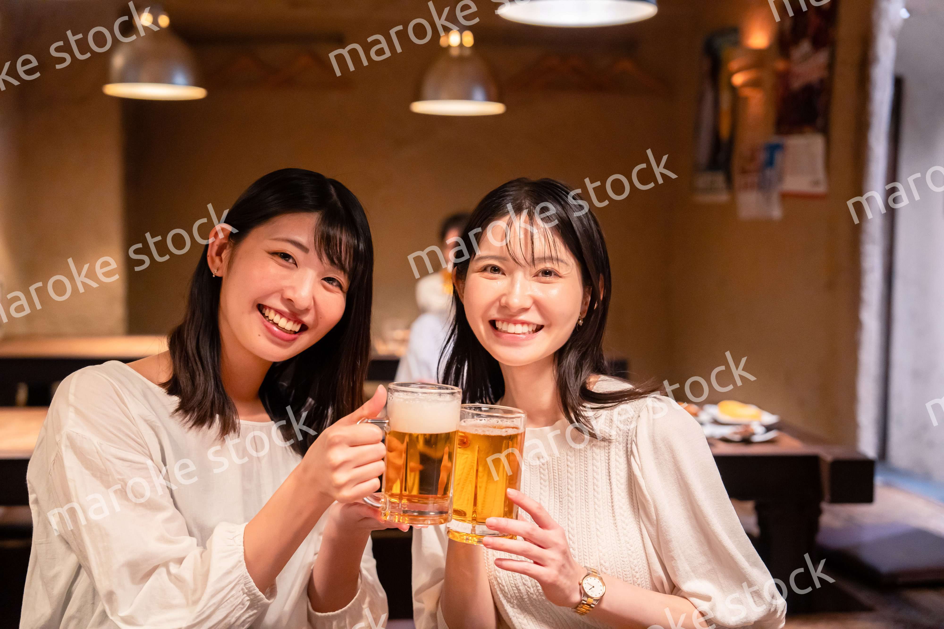 居酒屋で女子会をする二人の女性