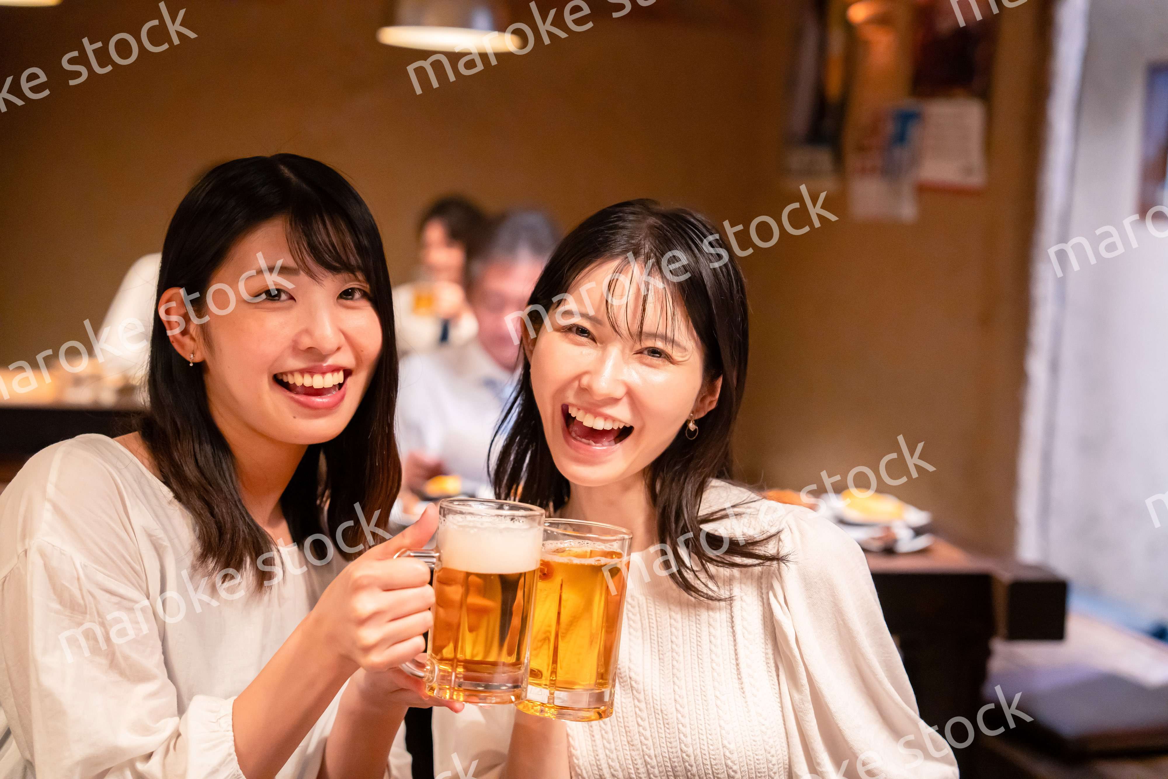 居酒屋で女子会をする二人の女性