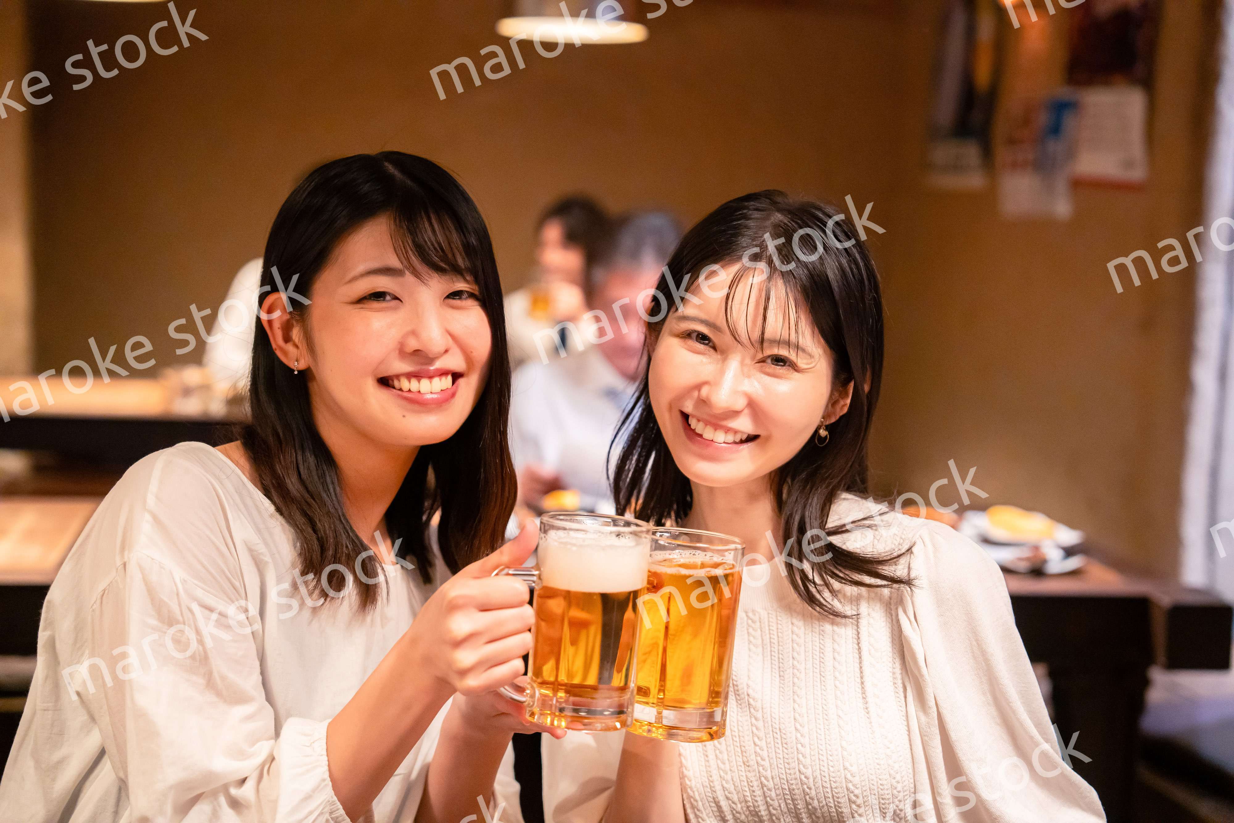 居酒屋で女子会をする二人の女性