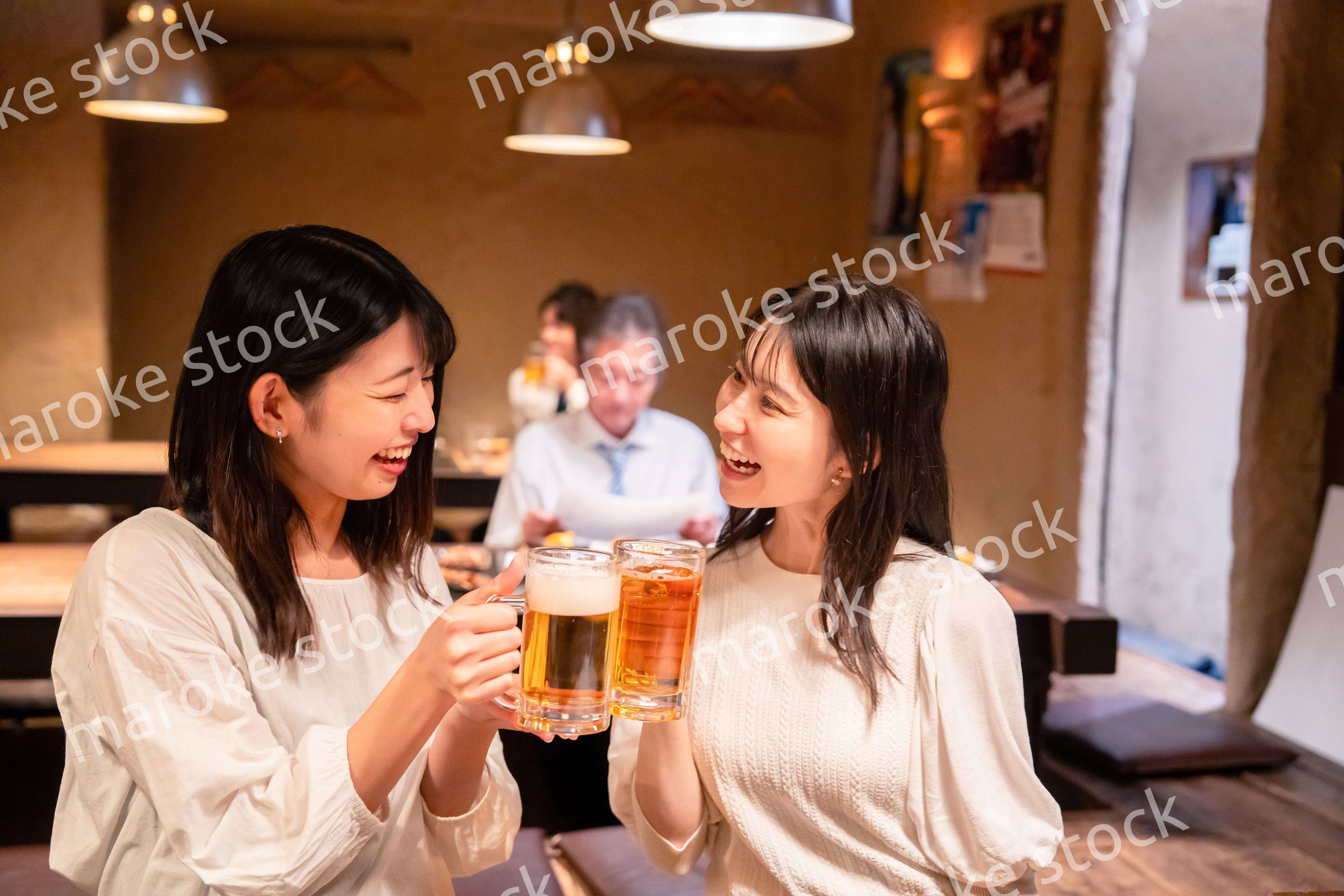 居酒屋で女子会をする二人の女性