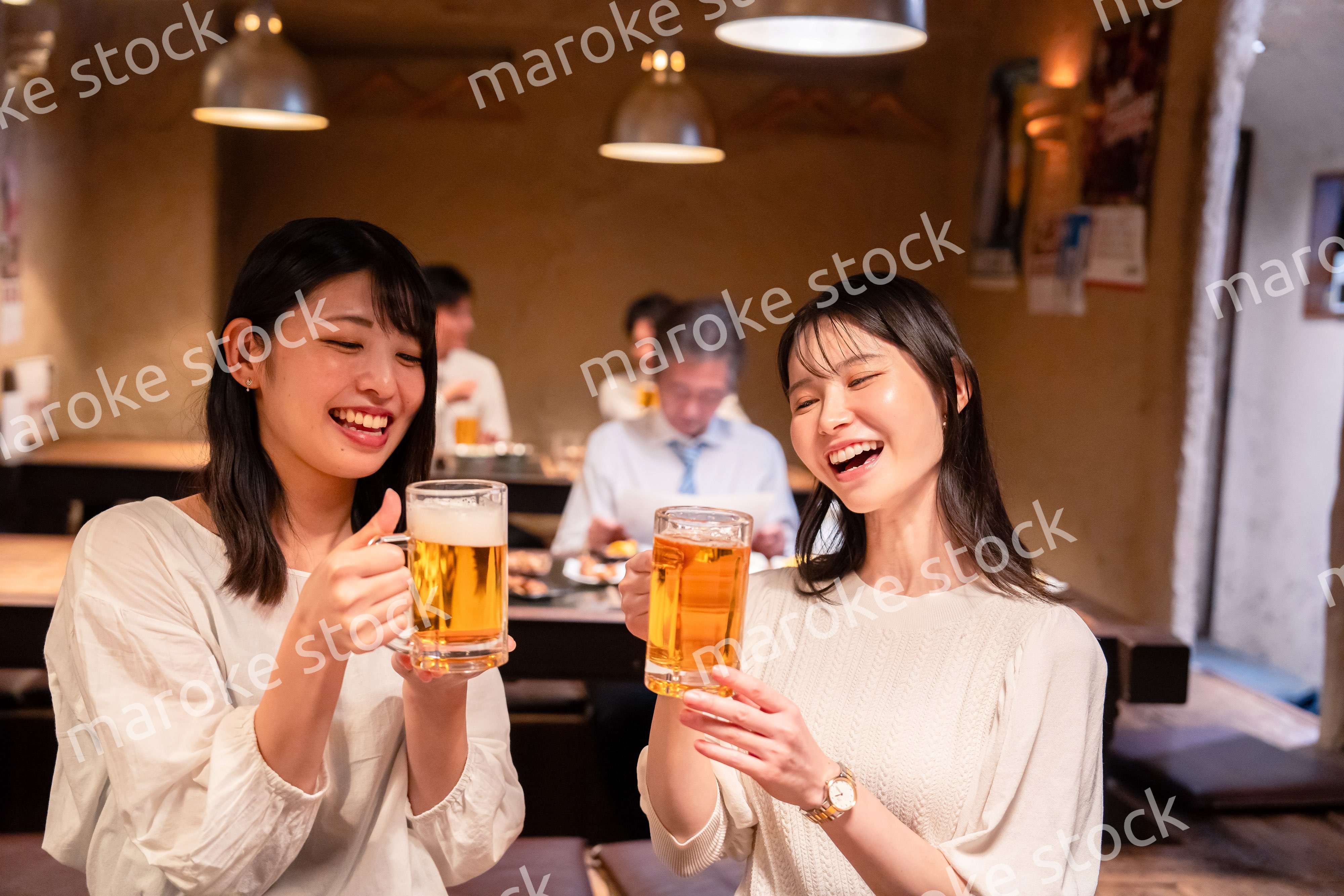 居酒屋で女子会をする二人の女性