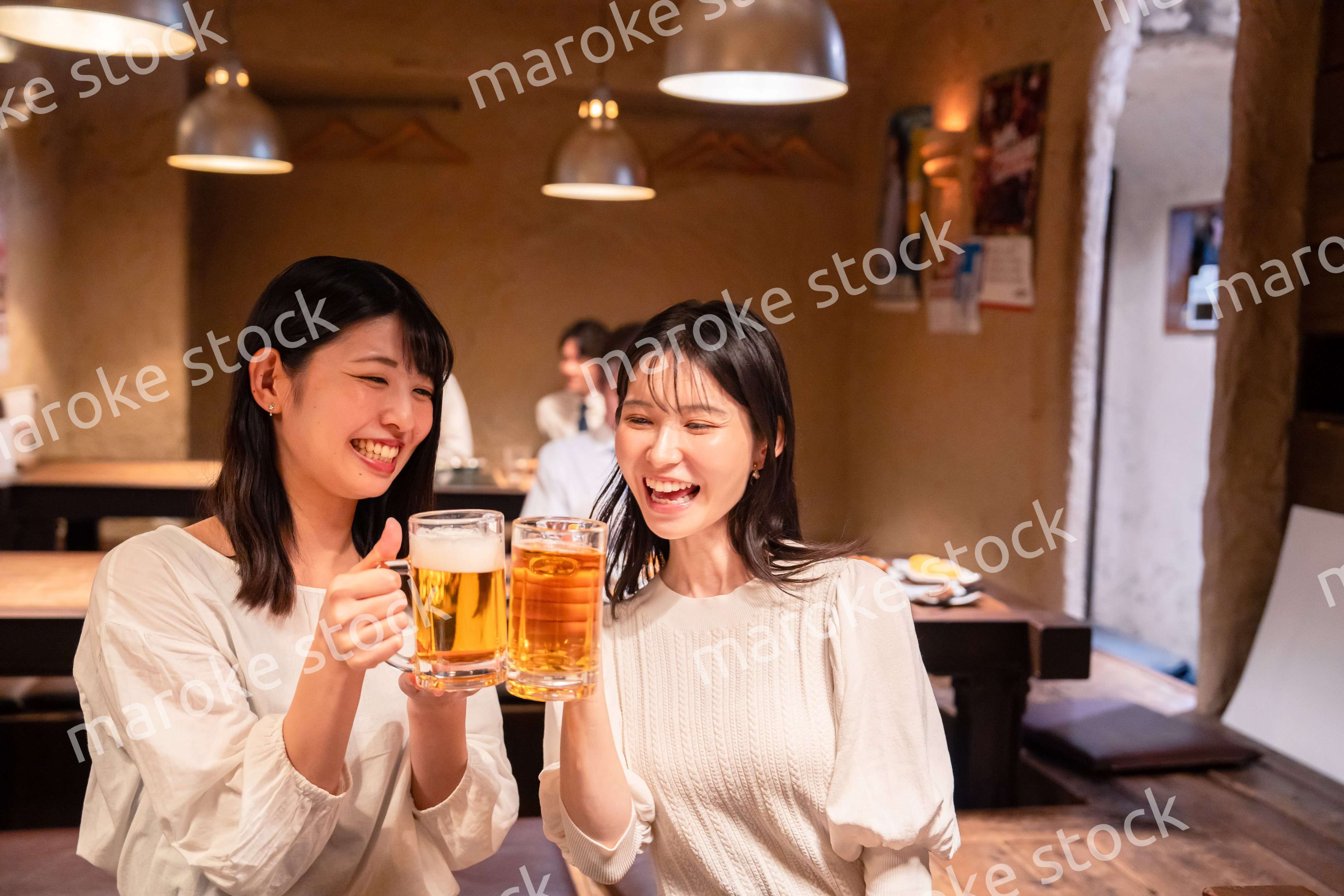 居酒屋で女子会をする二人の女性