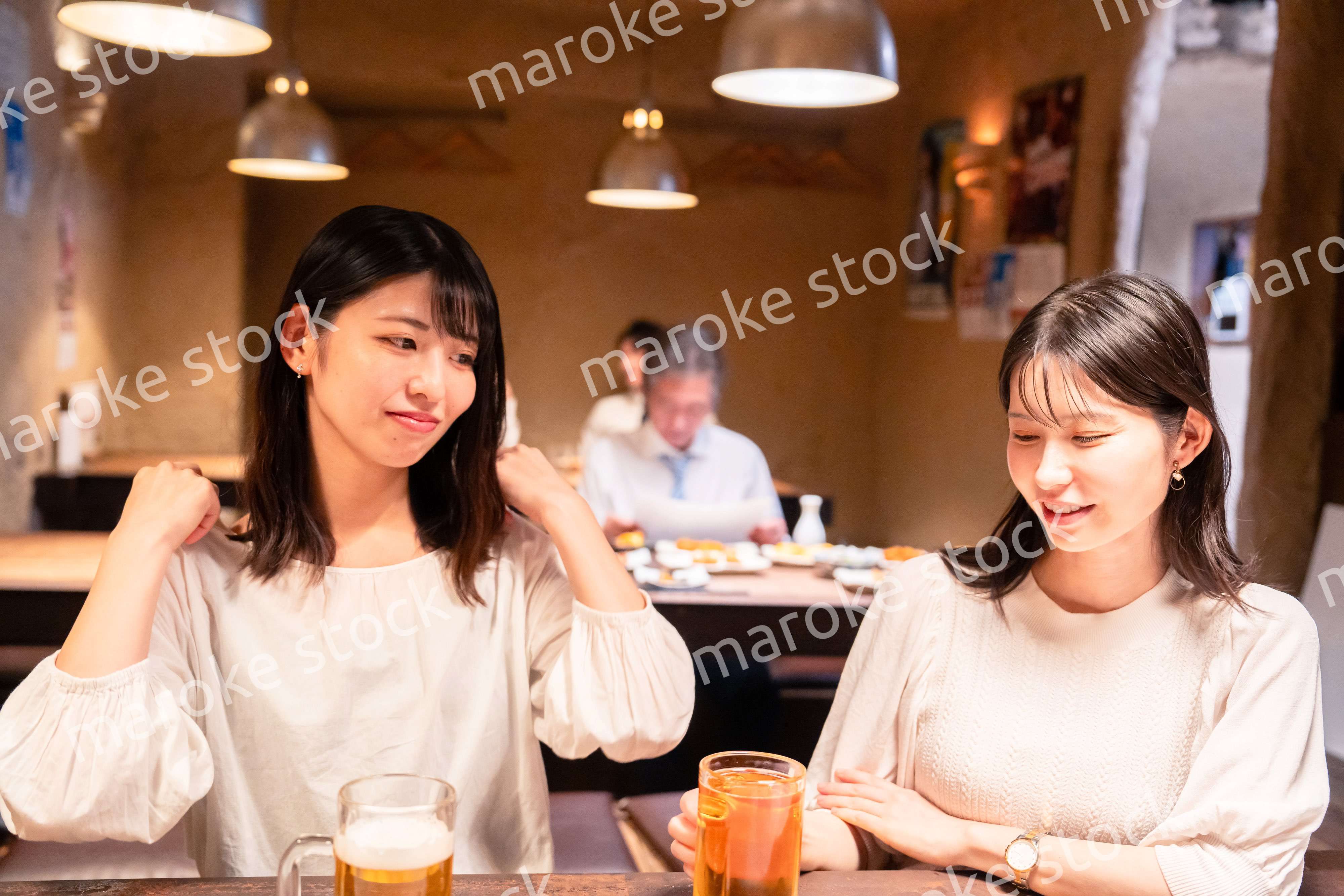 居酒屋で女子会をする二人の女性