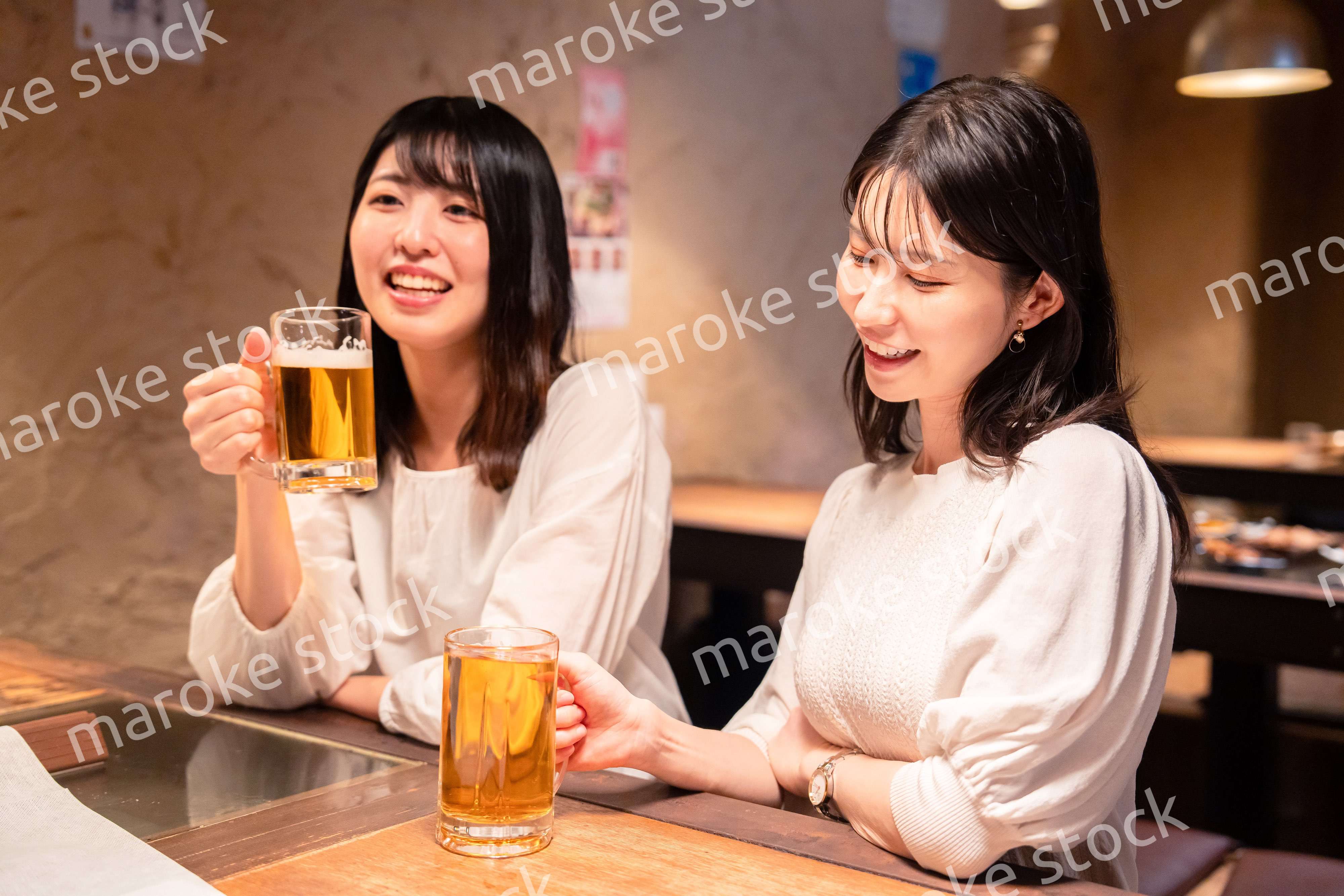 居酒屋で女子会をする二人の女性