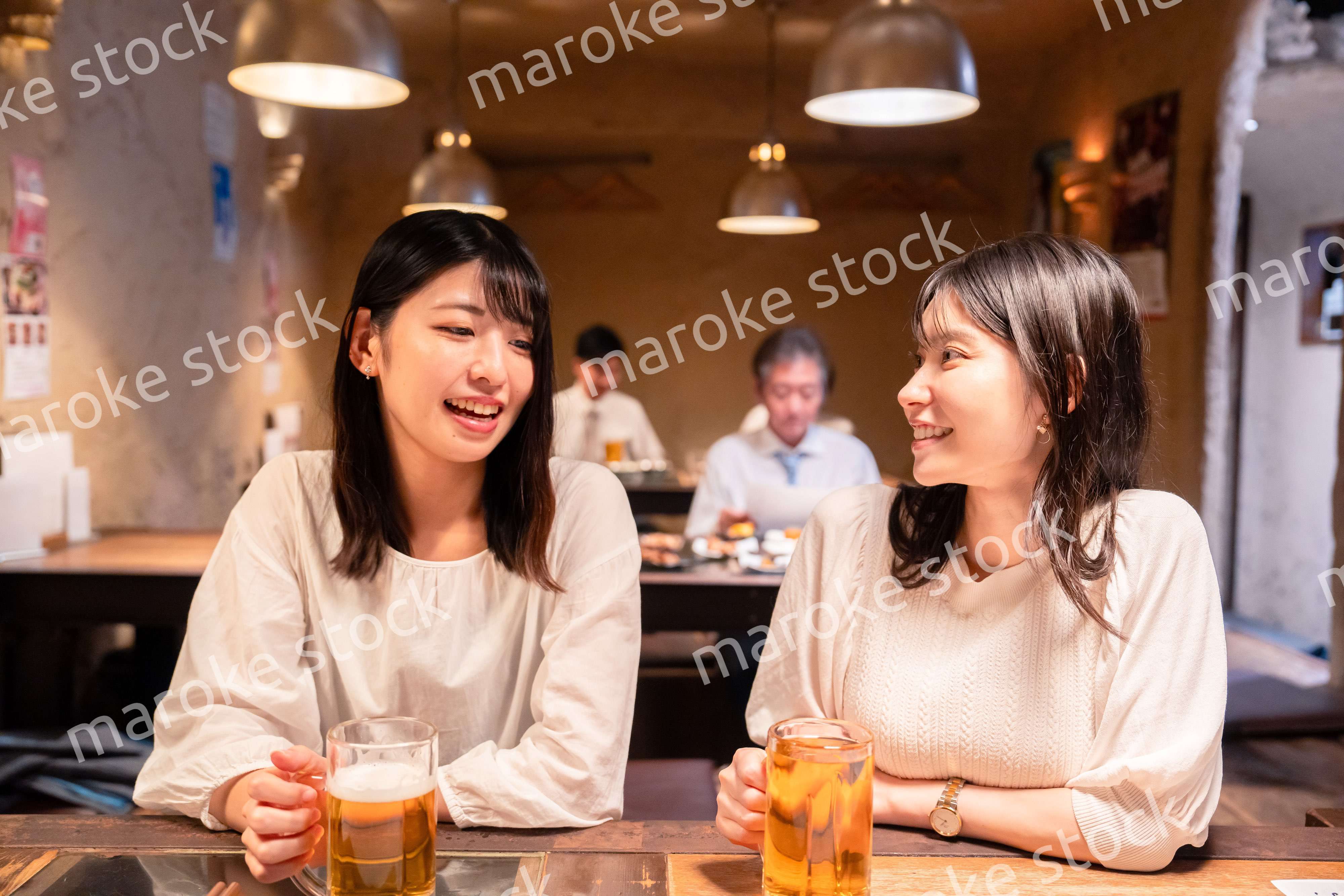 居酒屋で女子会をする二人の女性
