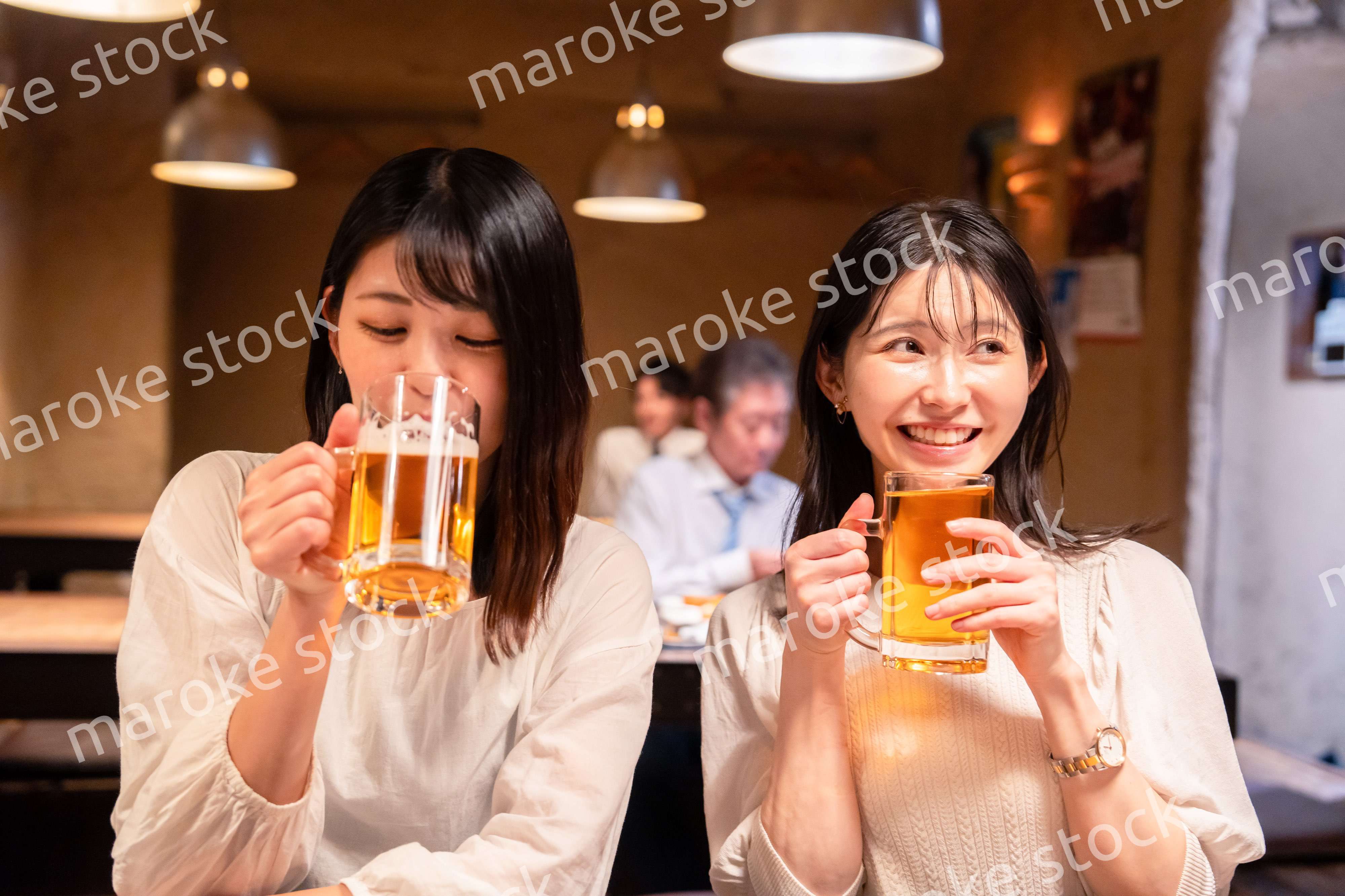居酒屋で女子会をする二人の女性