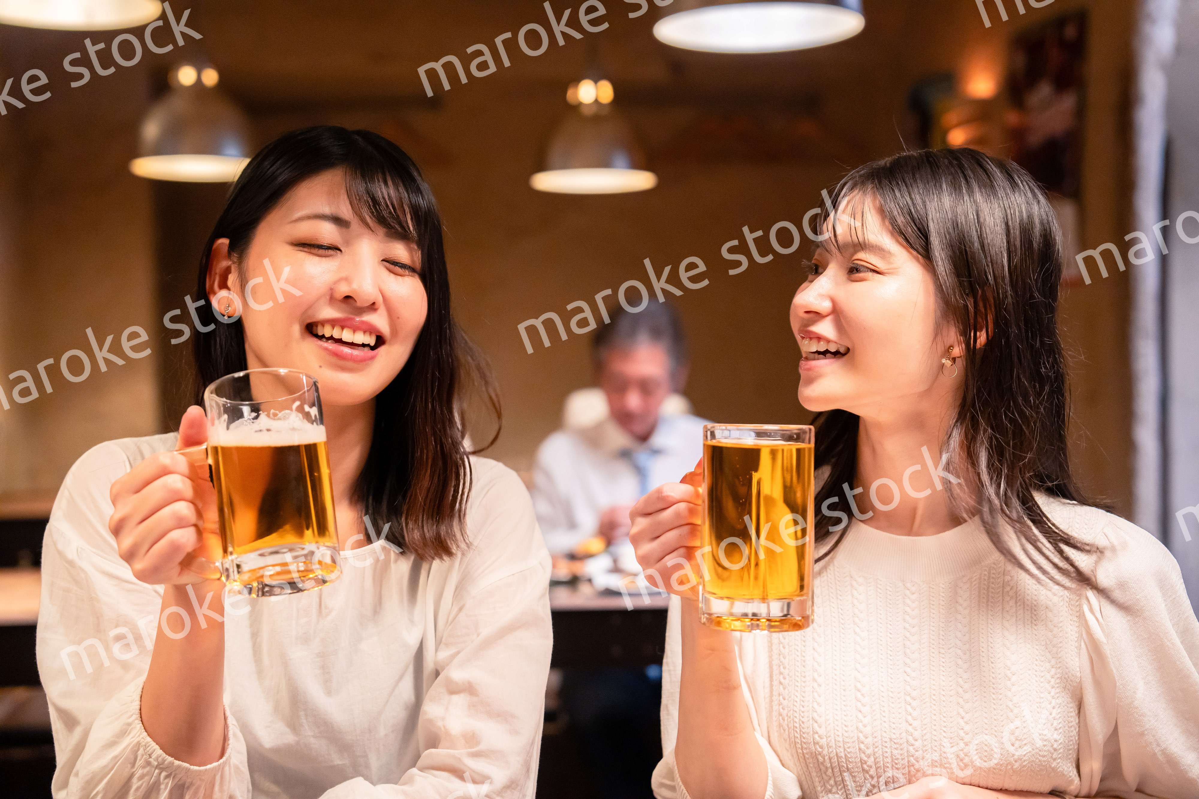 居酒屋で女子会をする二人の女性