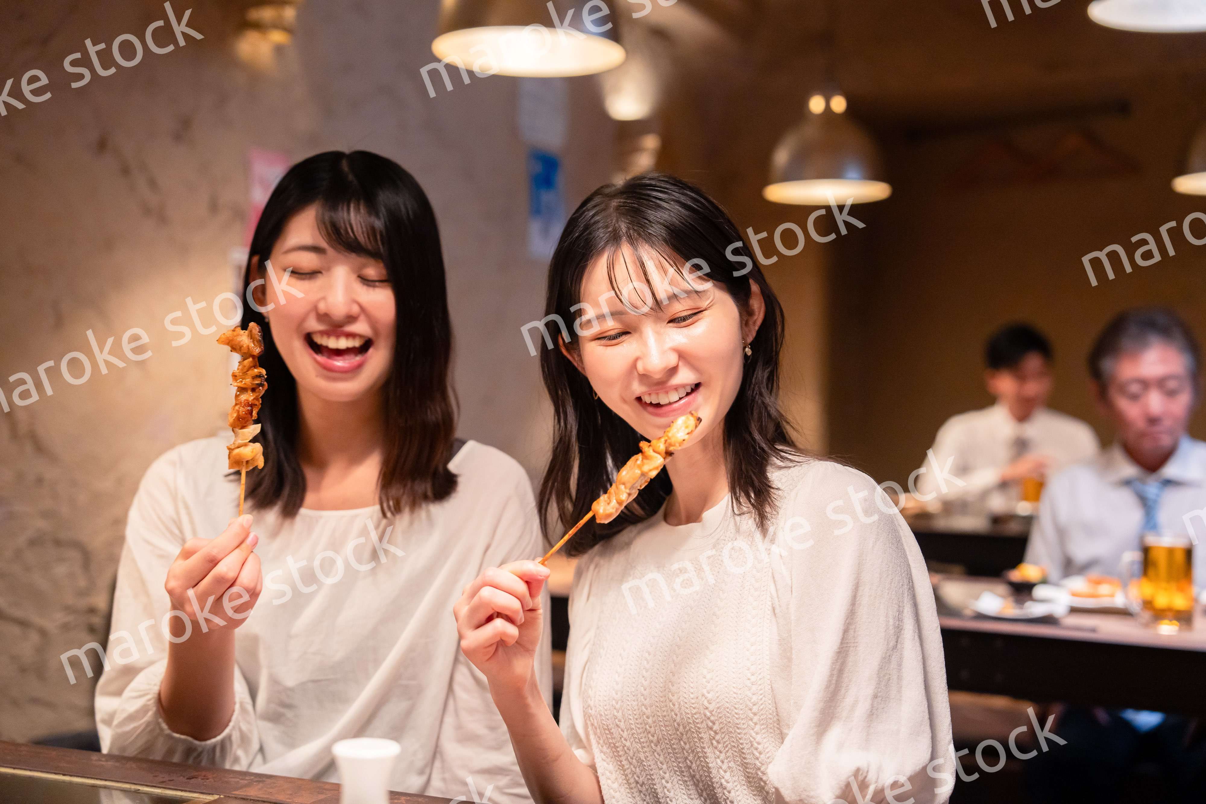 居酒屋で女子会をする二人の女性