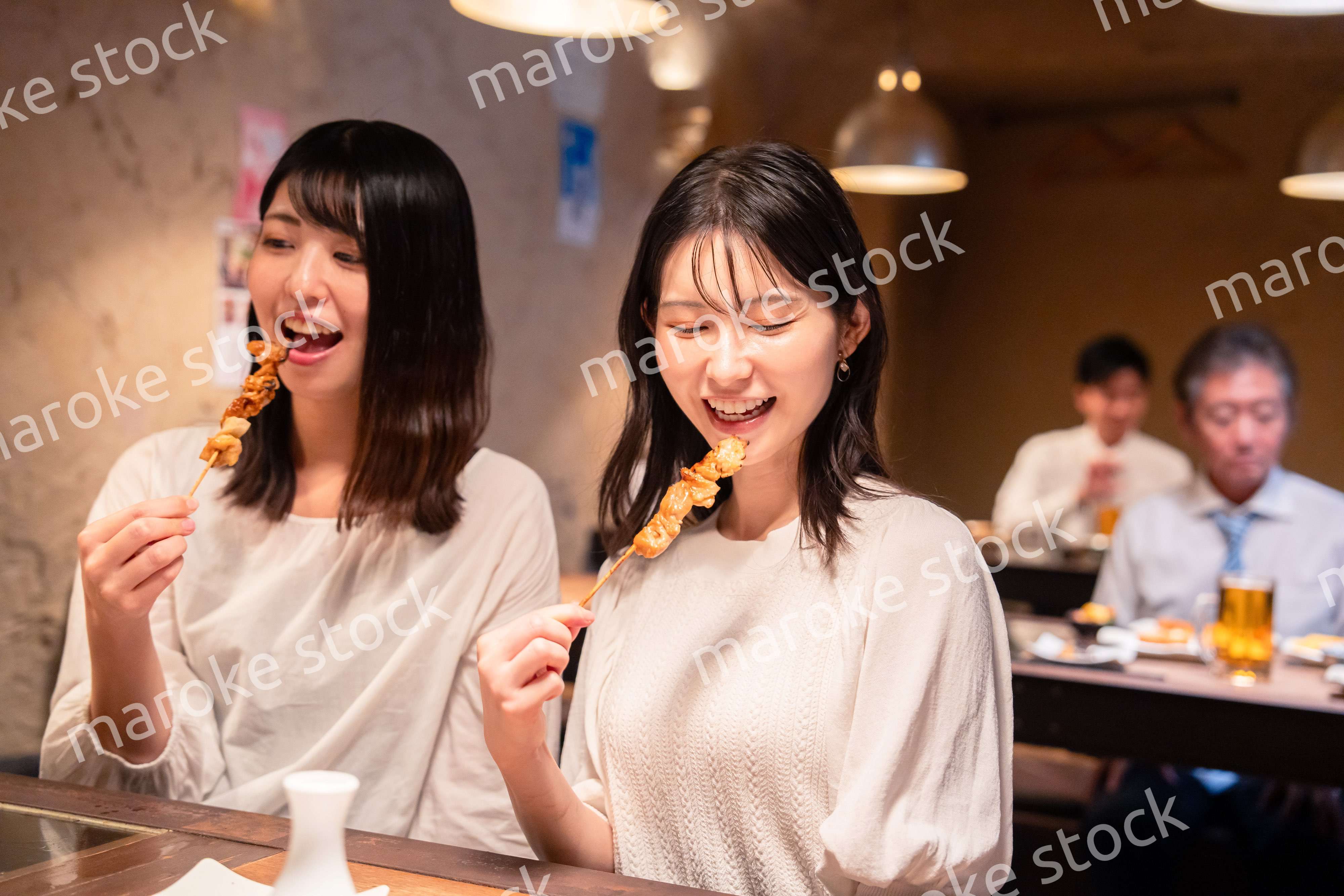居酒屋で女子会をする二人の女性