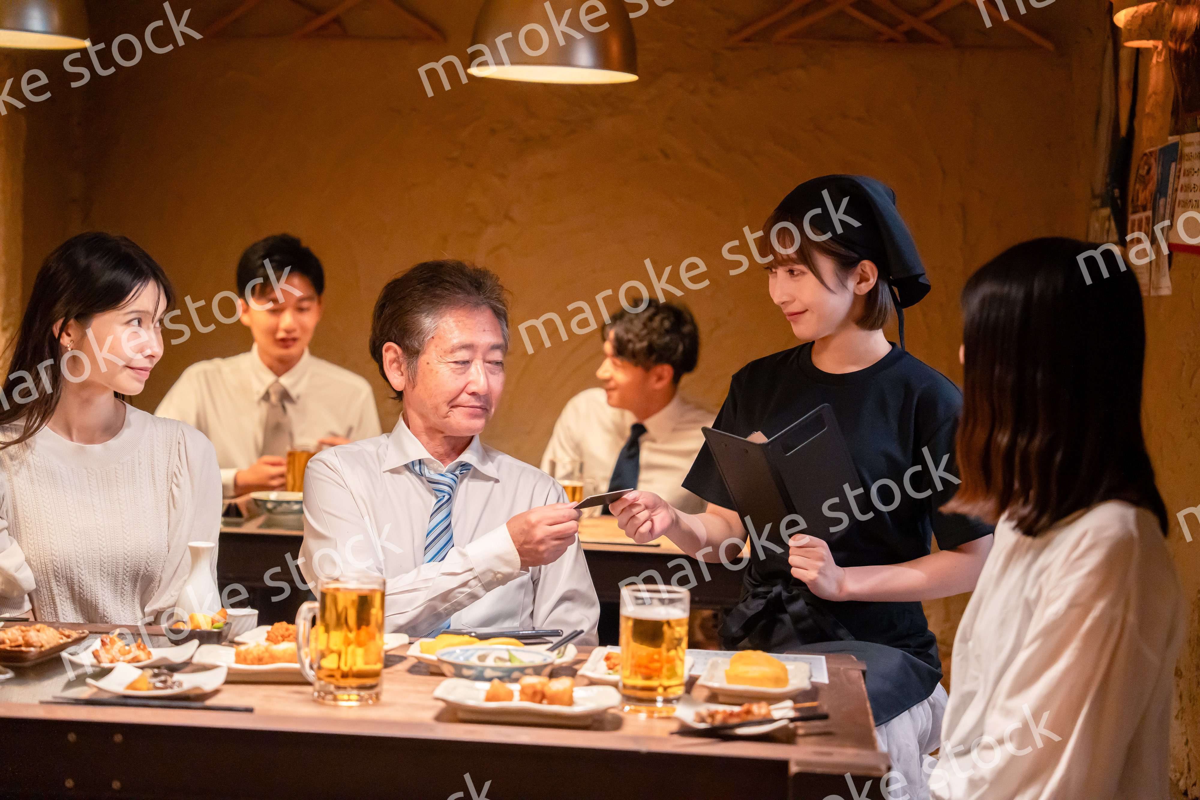 居酒屋でキャッシュレス決済をする男性客