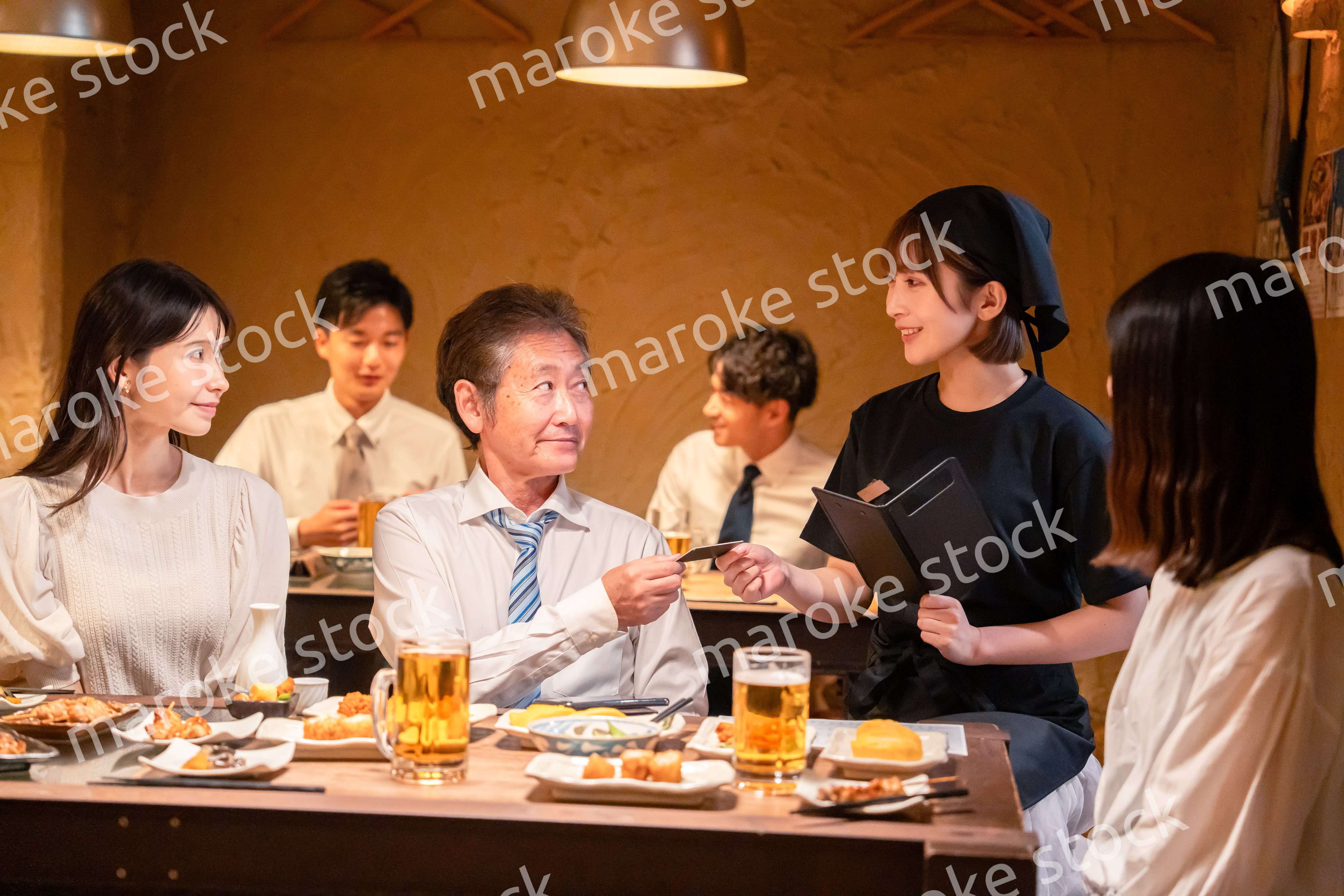 居酒屋でキャッシュレス決済をする男性客