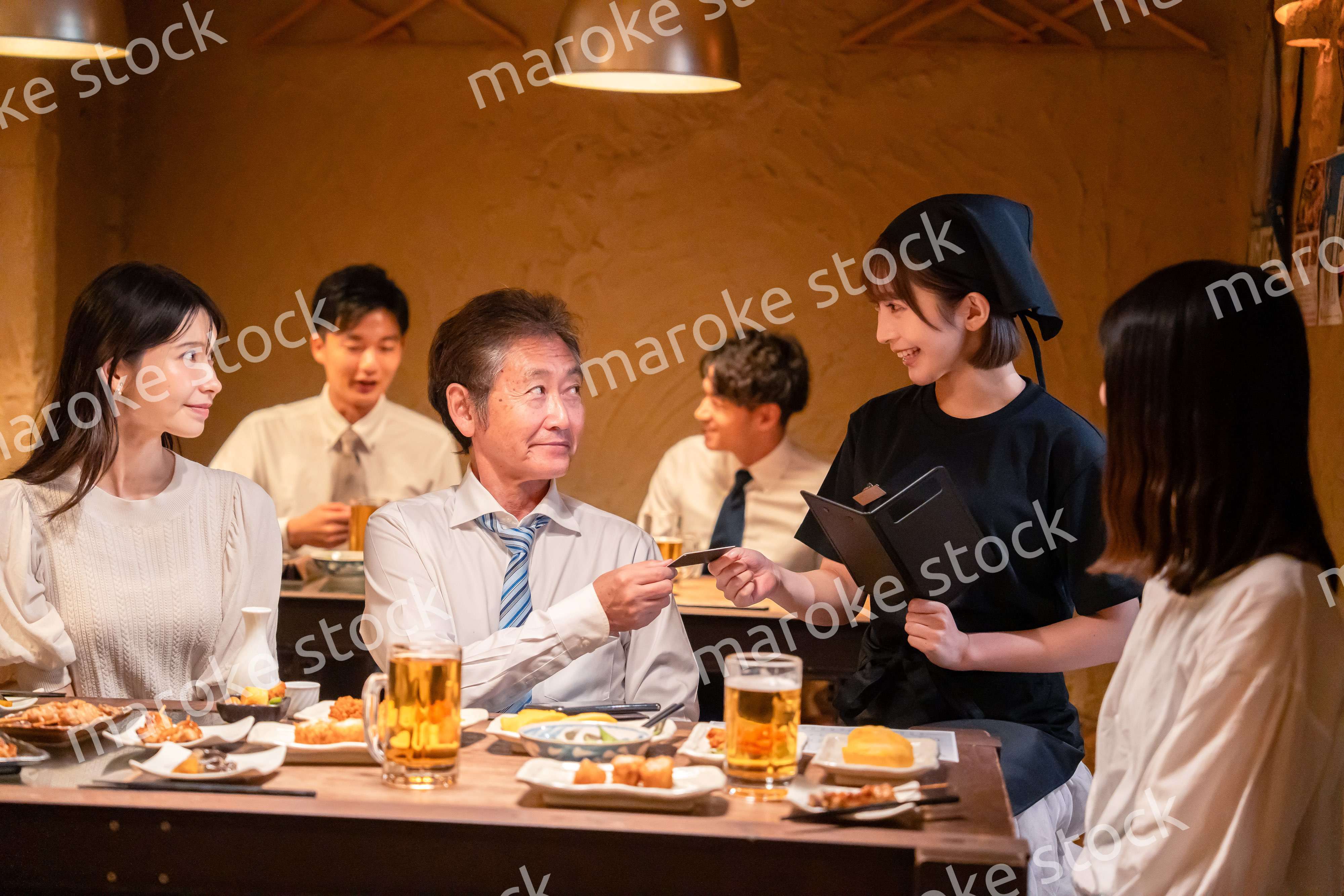 居酒屋でキャッシュレス決済をする男性客