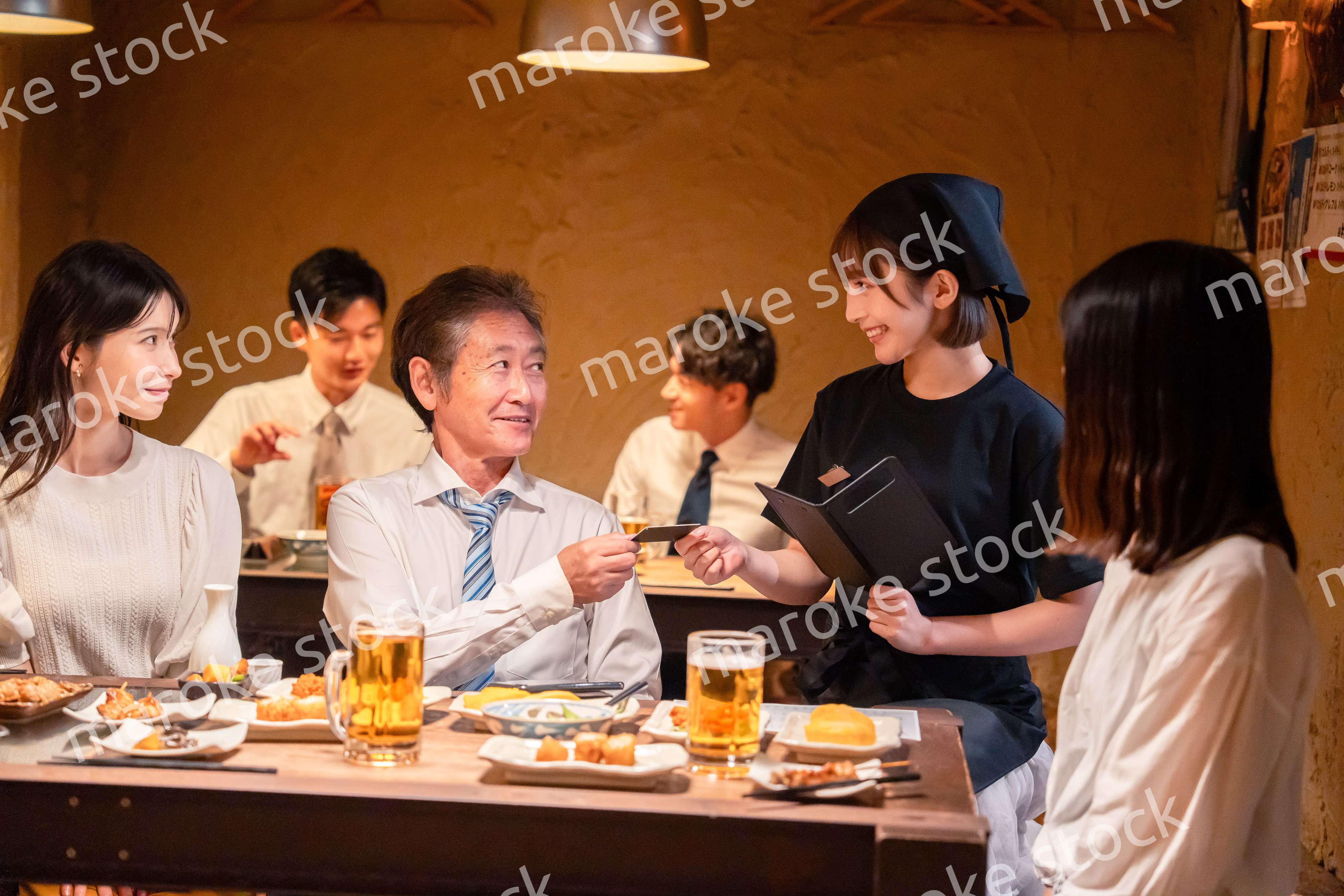 居酒屋でキャッシュレス決済をする男性客