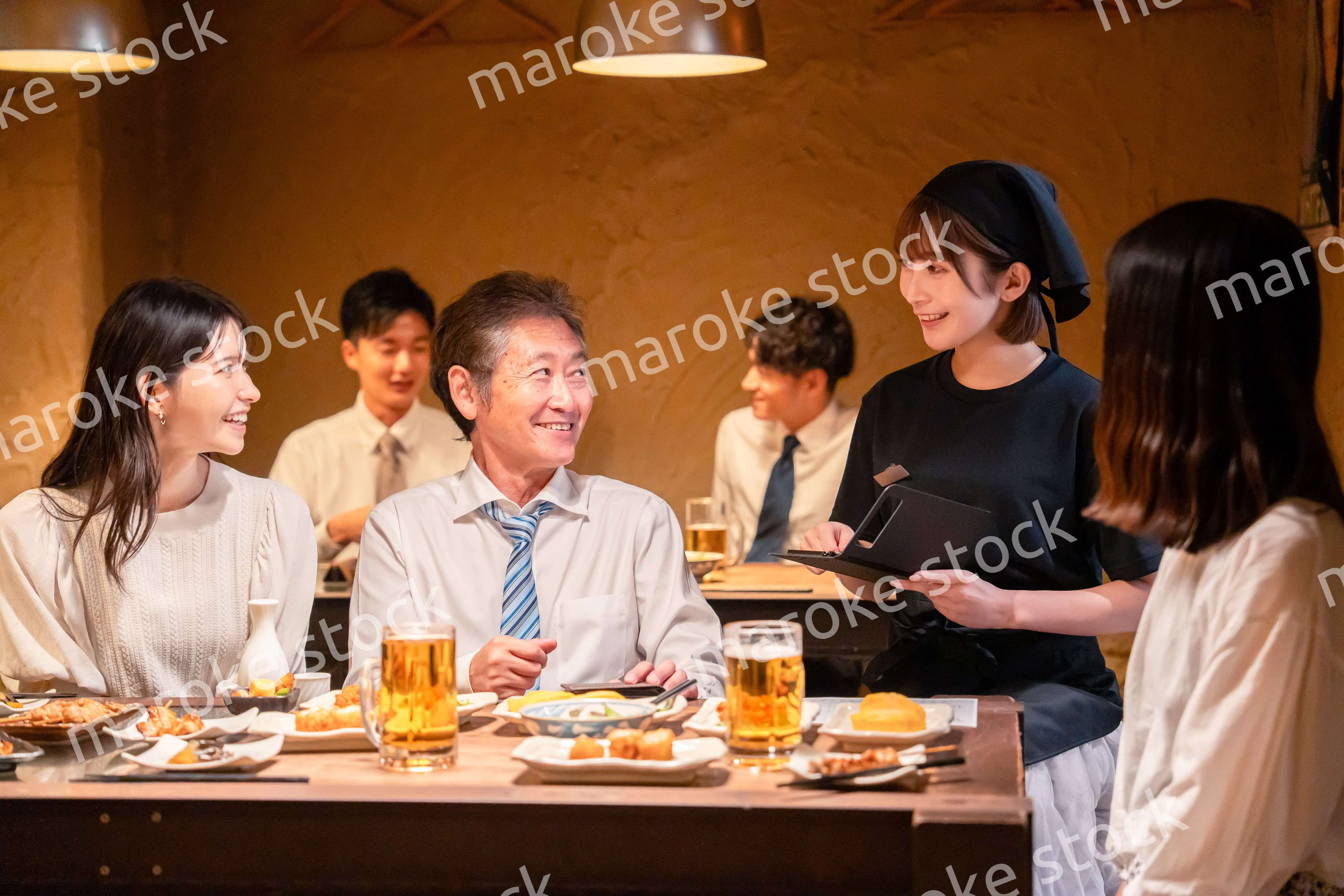 居酒屋でキャッシュレス決済をする男性客