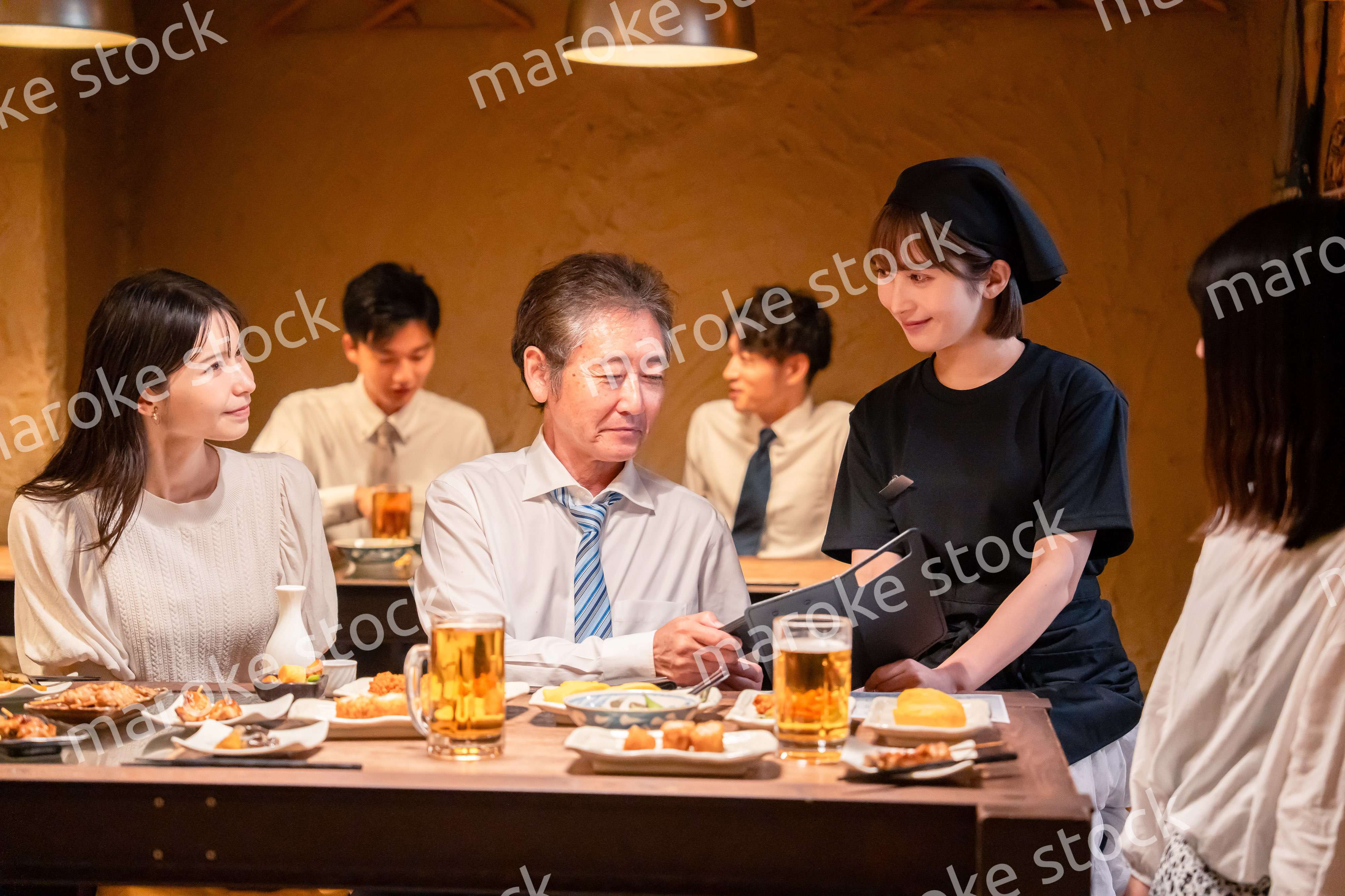 居酒屋でキャッシュレス決済をする男性客