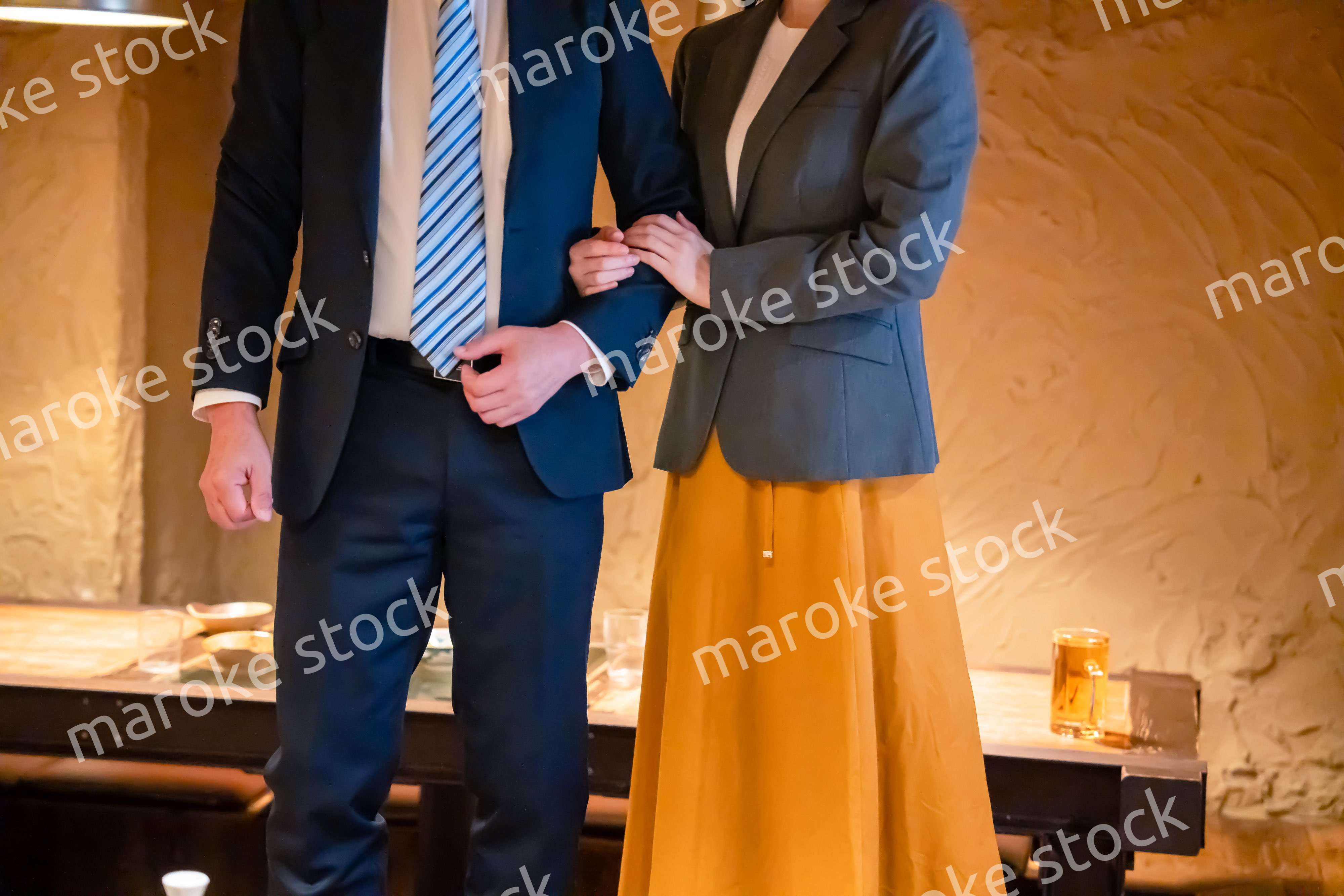 若い女性と二人でお酒を飲む男性