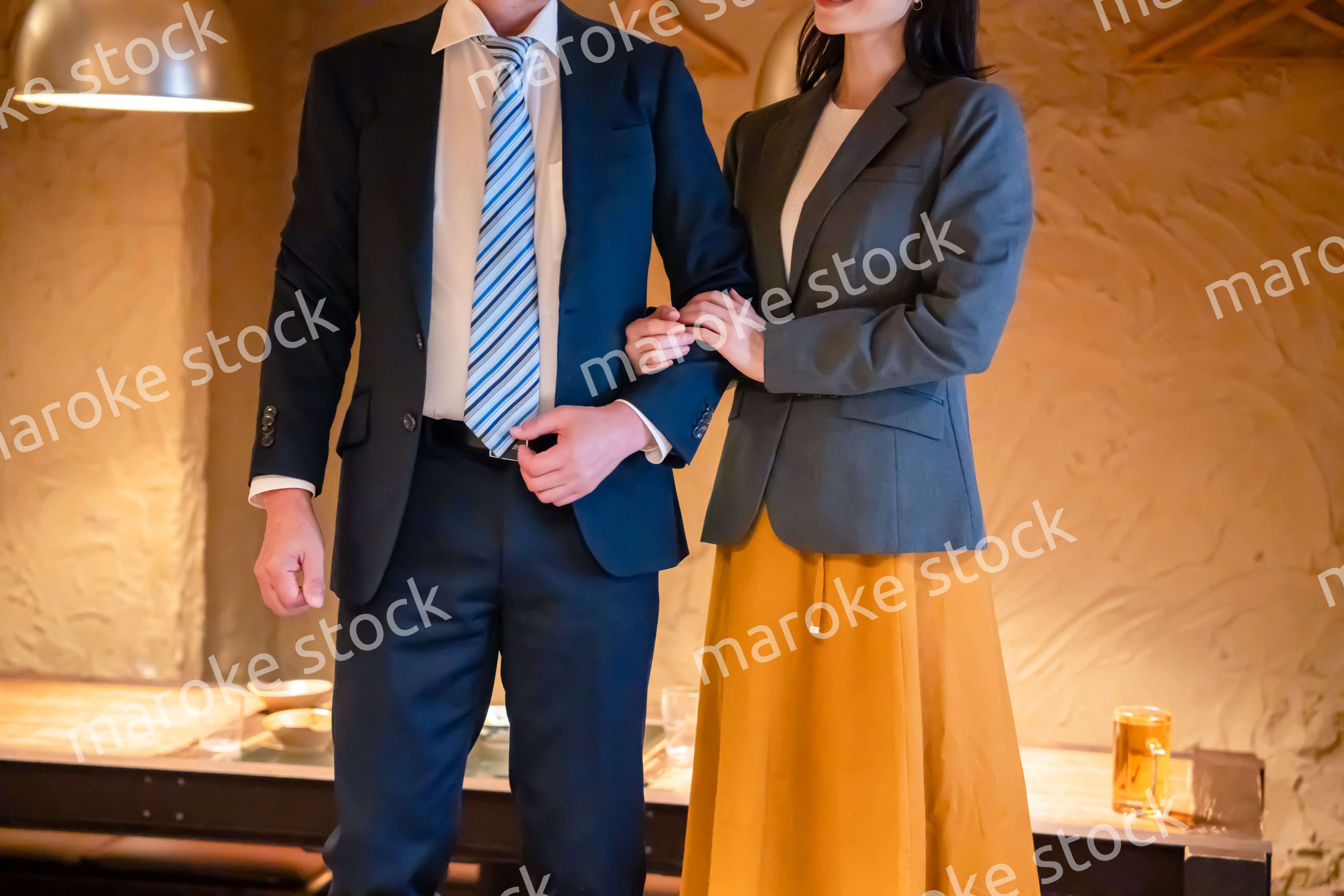 若い女性と二人でお酒を飲む男性