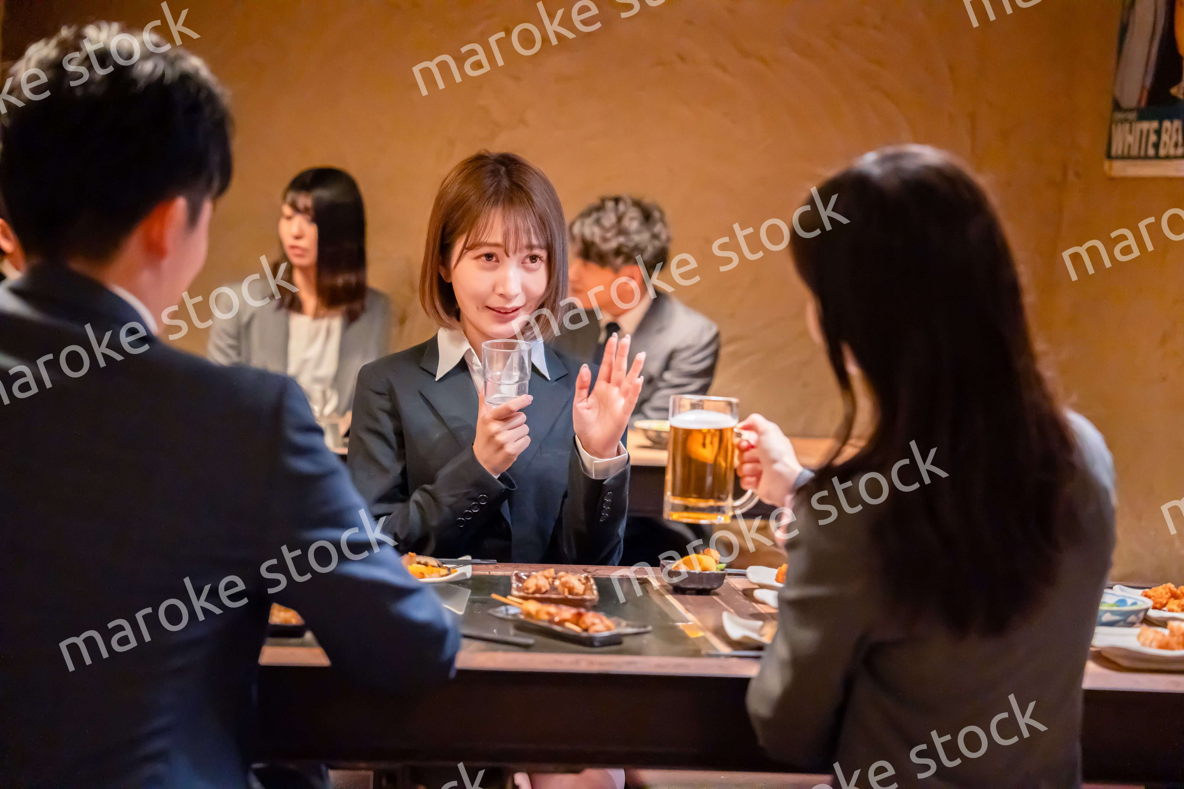 居酒屋で先輩社員にアルコールを勧められて断る女性社員