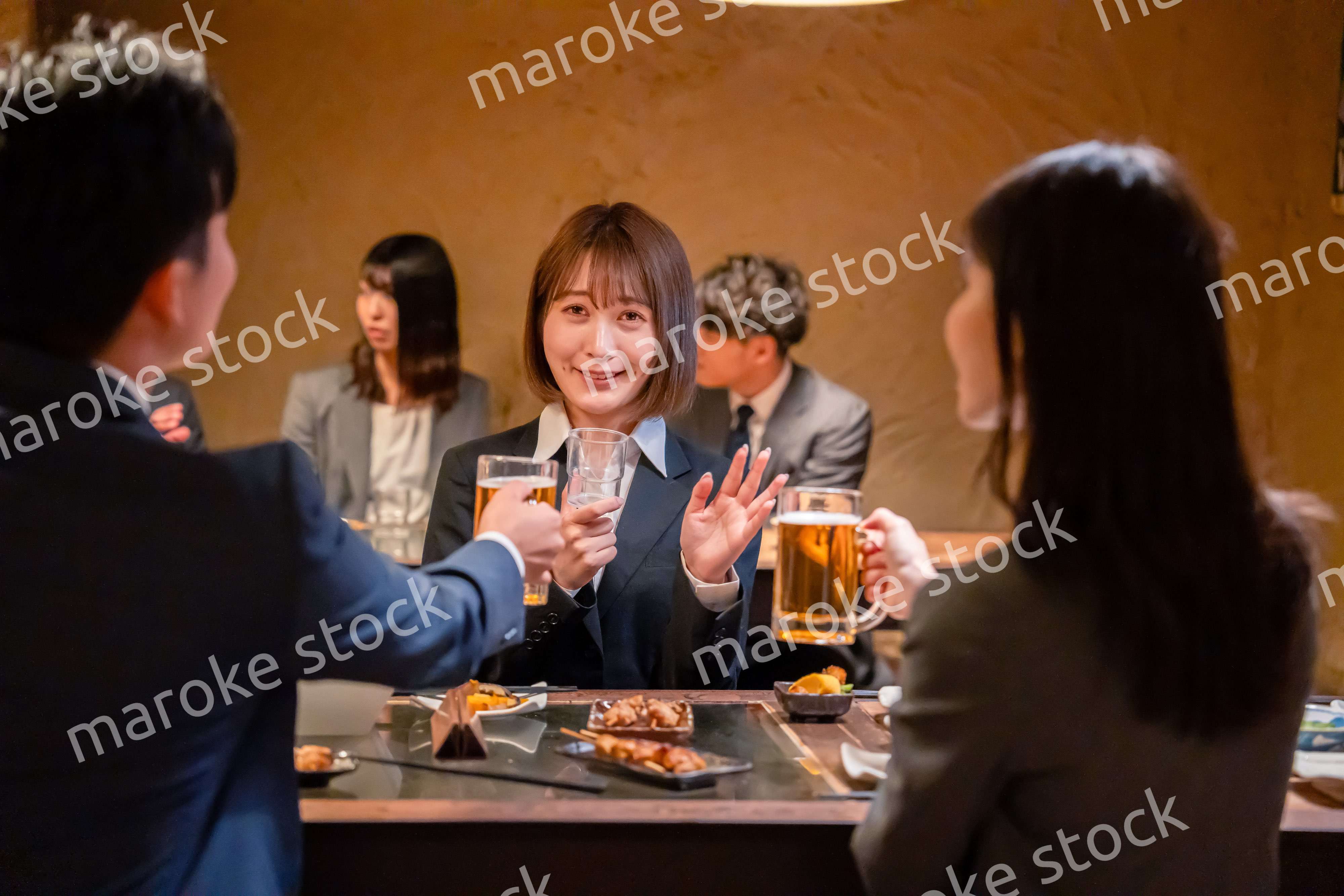 居酒屋で先輩社員にアルコールを勧められて断る女性社員