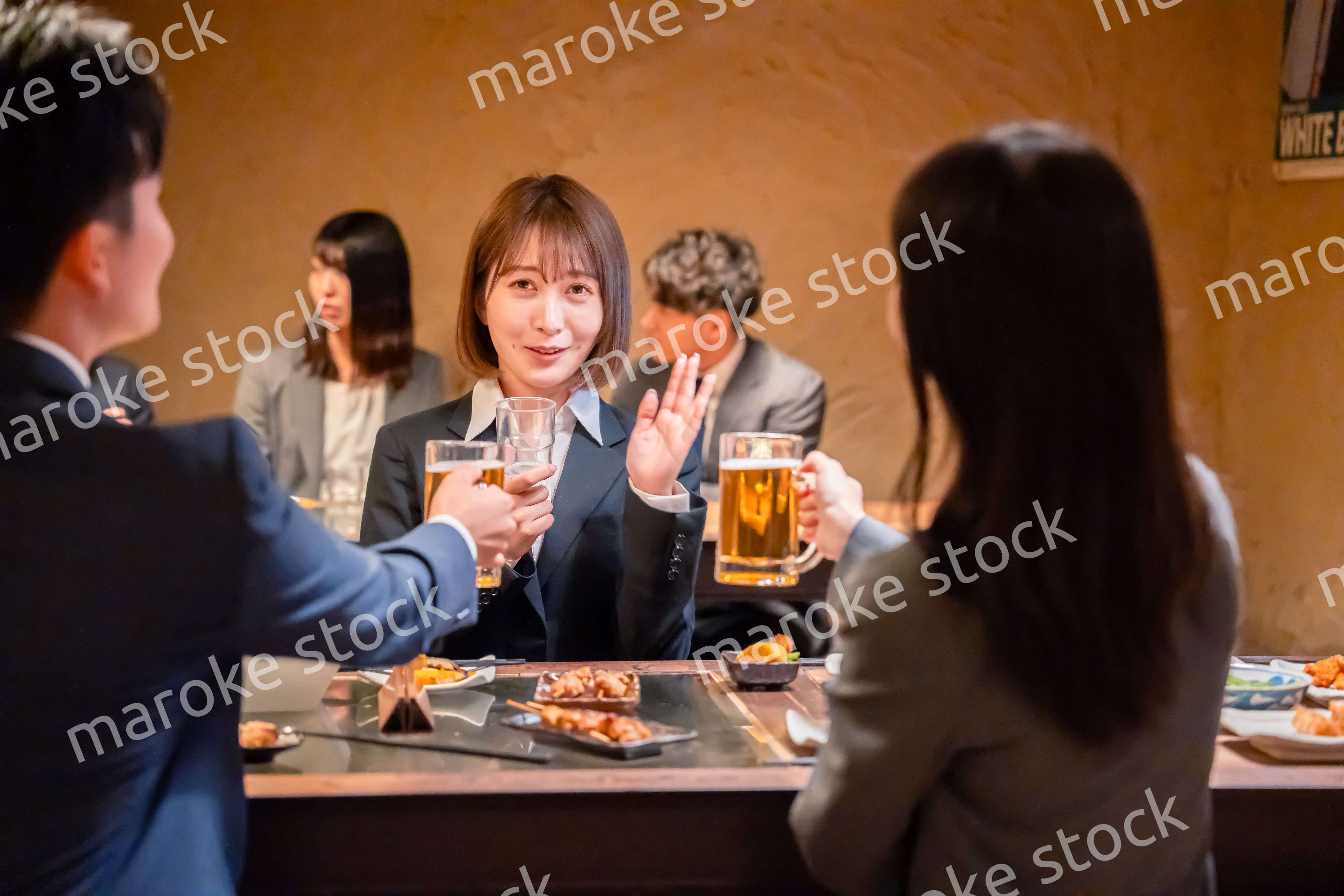 居酒屋で先輩社員にアルコールを勧められて断る女性社員