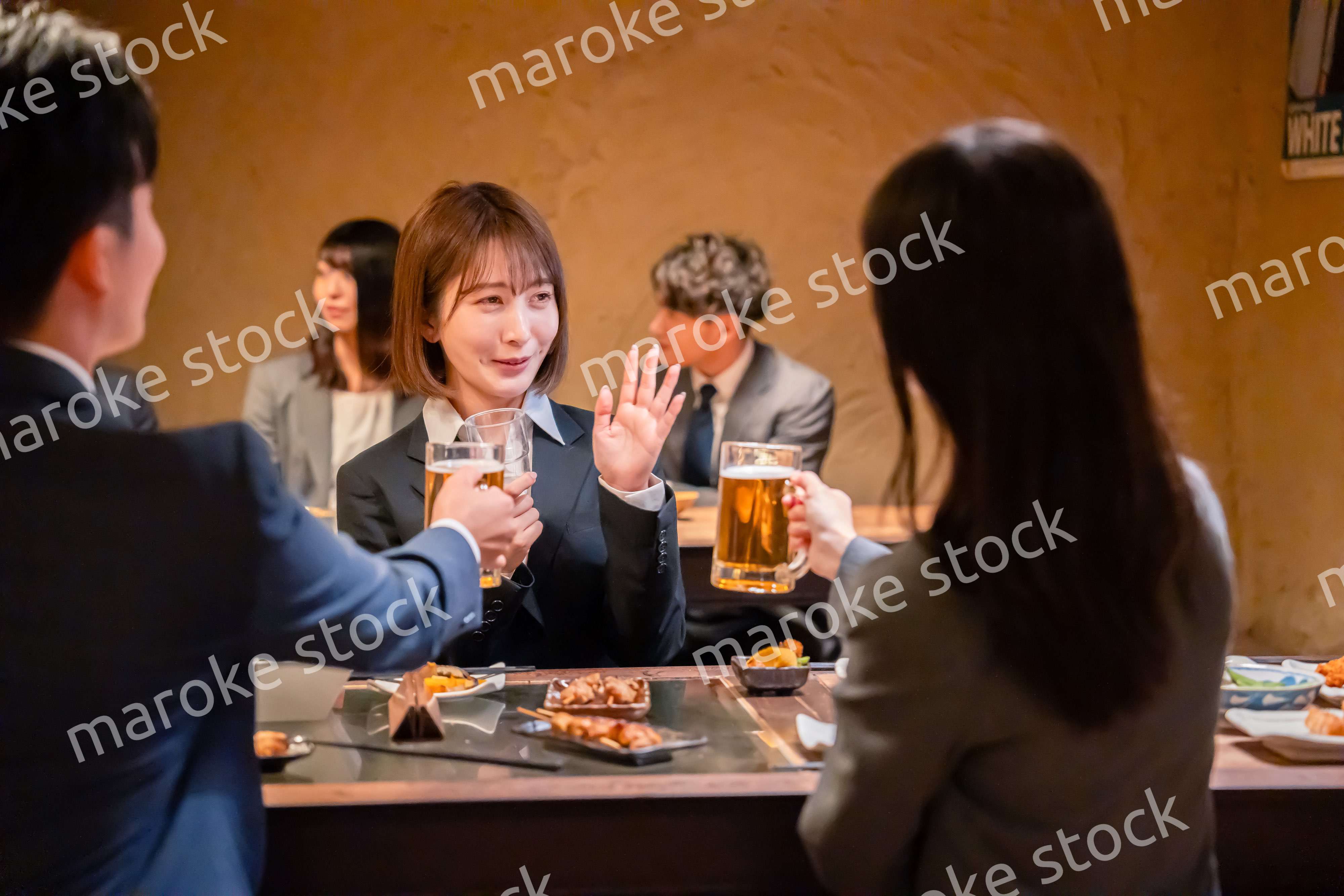 居酒屋で先輩社員にアルコールを勧められて断る女性社員