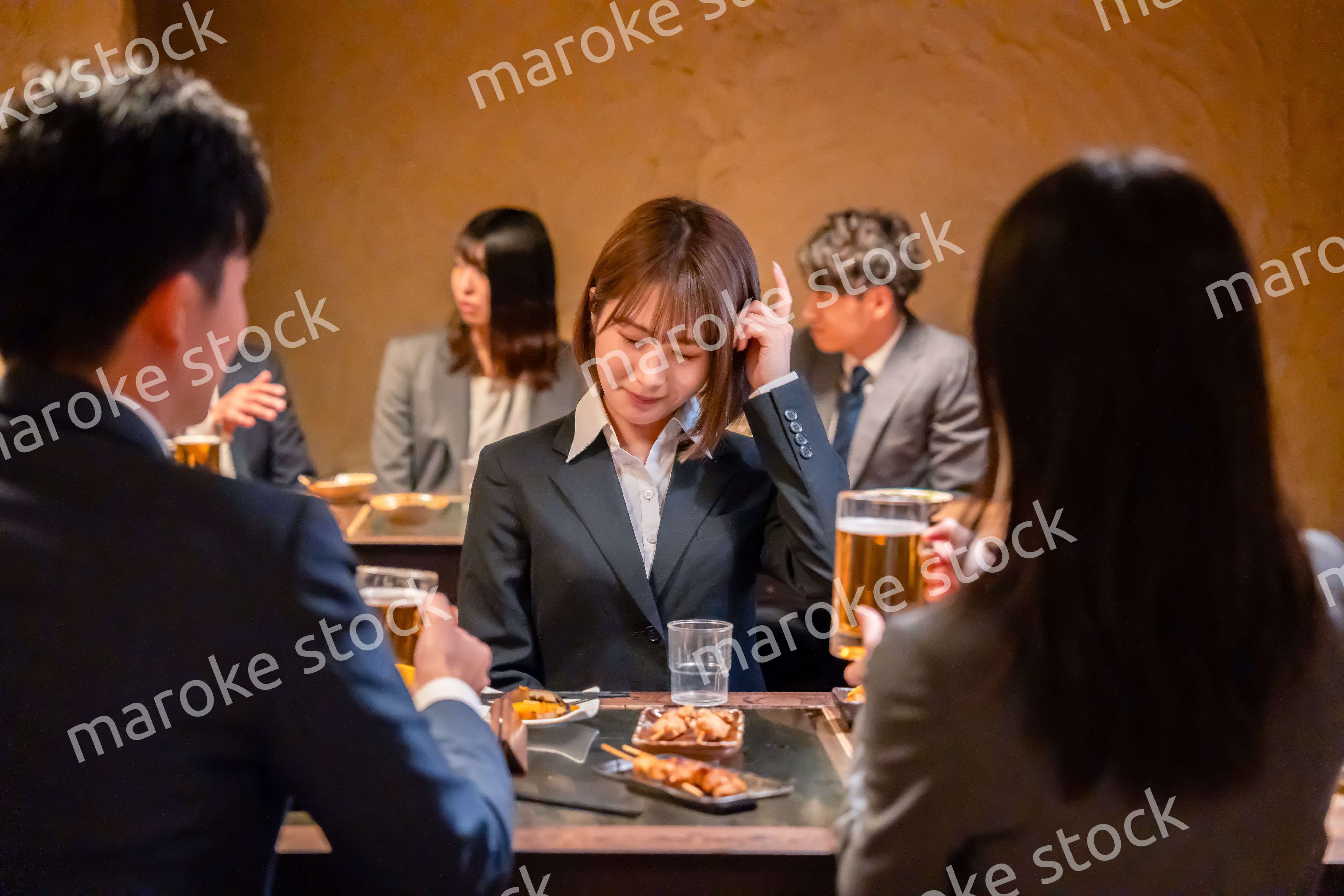 居酒屋で先輩社員にアルコールを勧められて断る女性社員