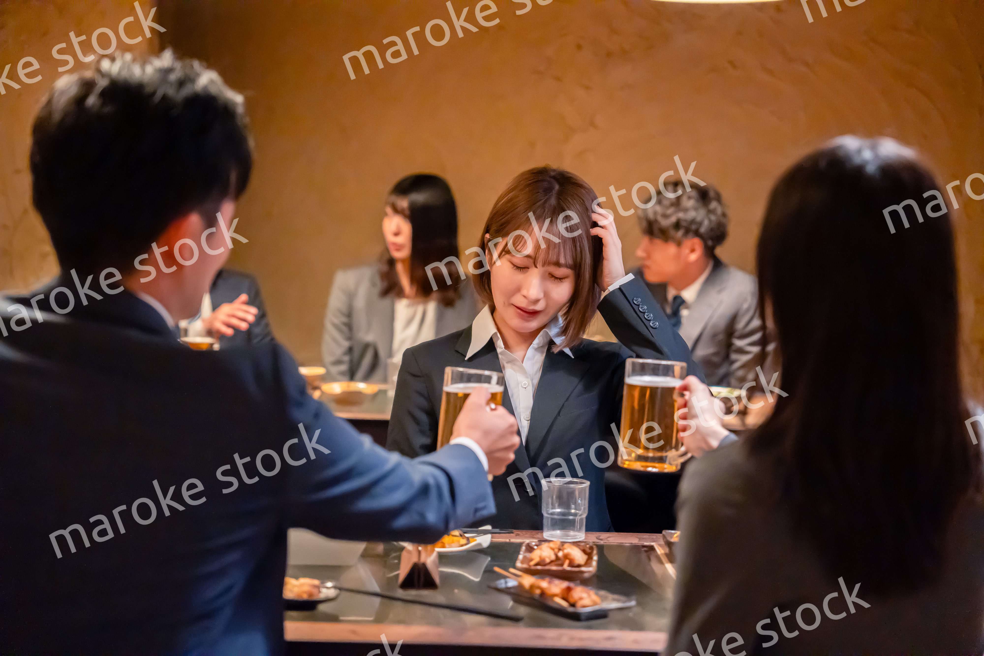 居酒屋で先輩社員にアルコールを勧められて断る女性社員