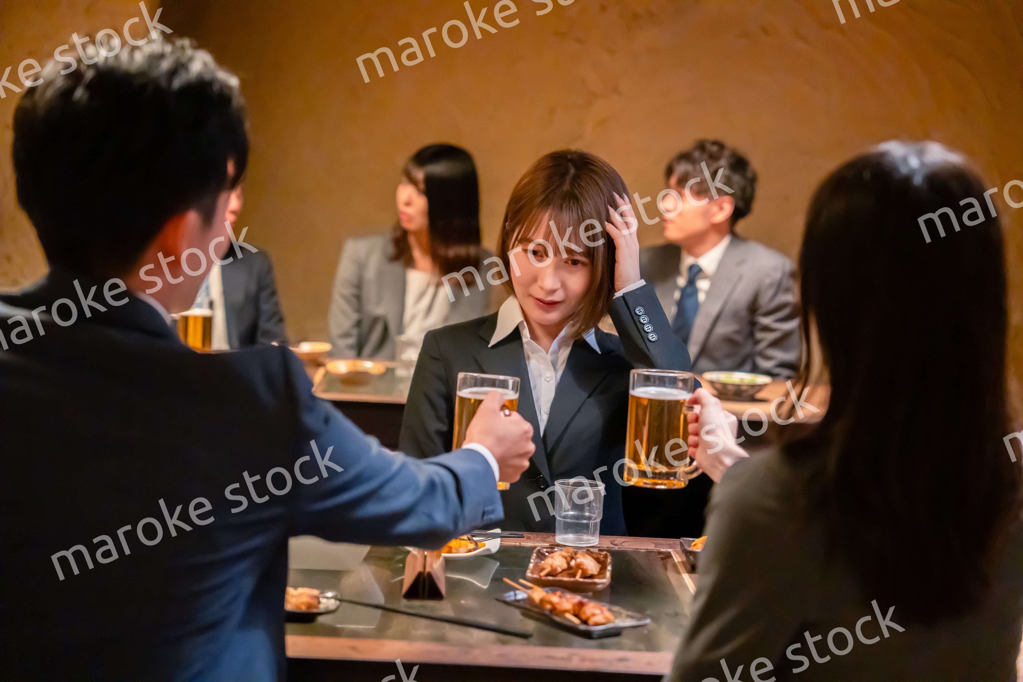 居酒屋で先輩社員にアルコールを勧められて断る女性社員