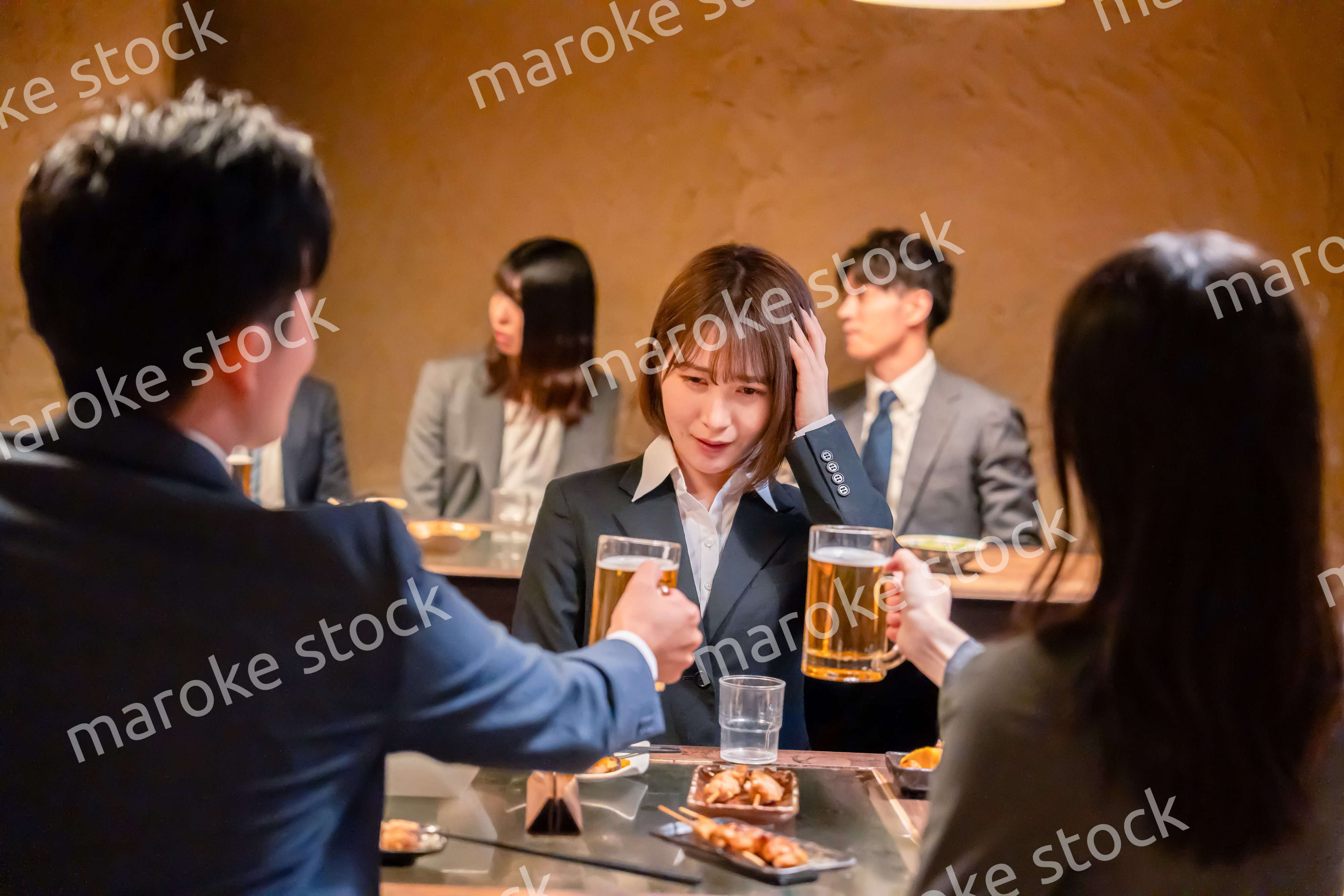 居酒屋で先輩社員にアルコールを勧められて断る女性社員