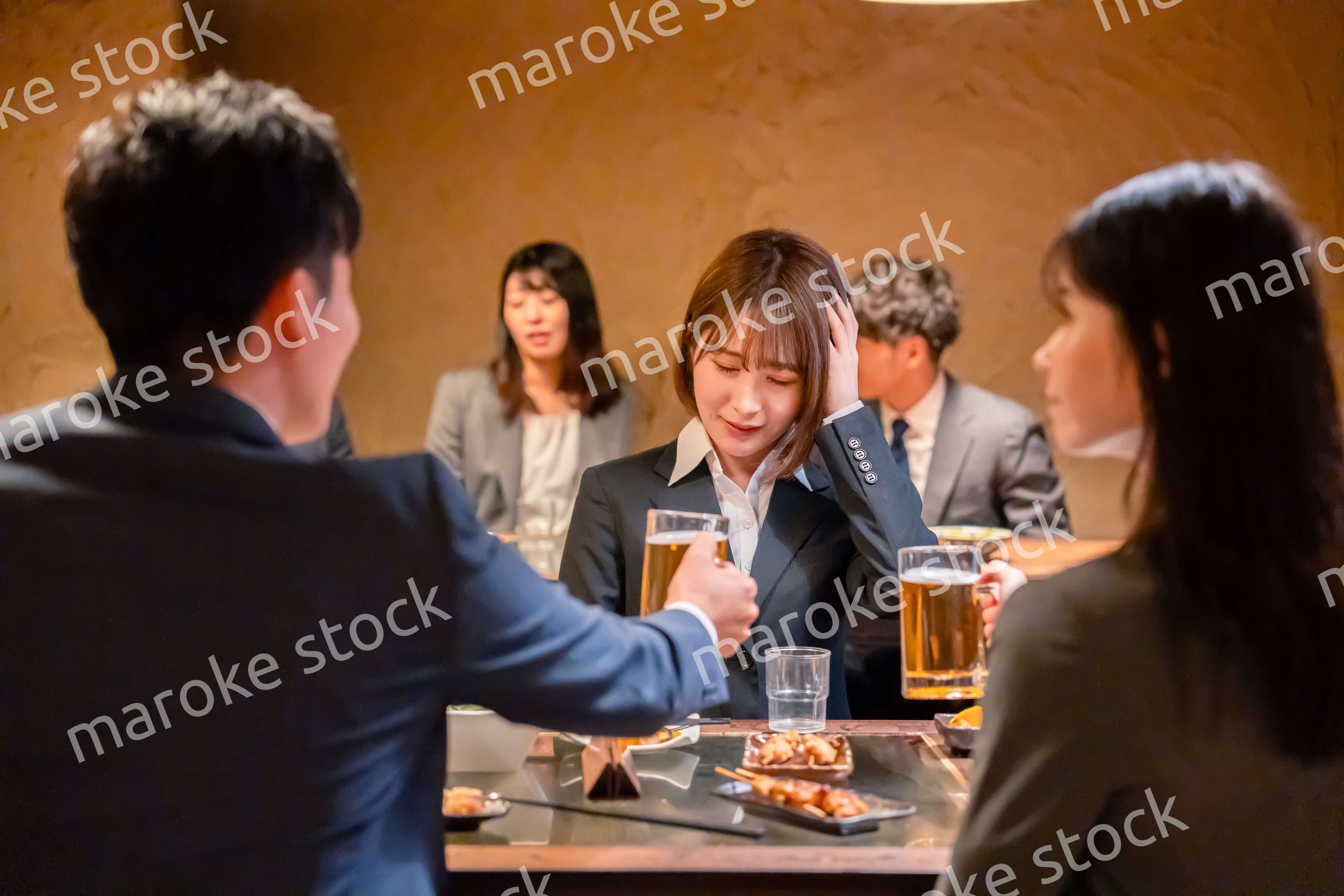 居酒屋で先輩社員にアルコールを勧められて断る女性社員