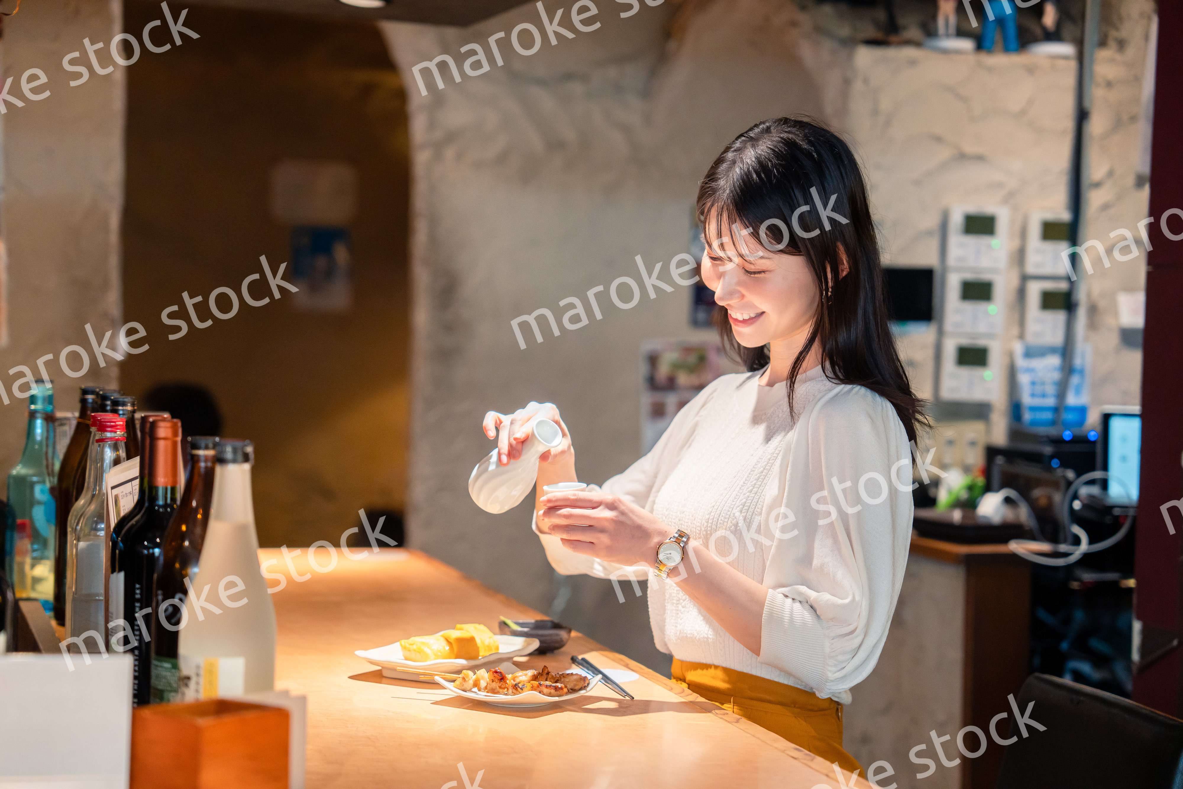 お店で一人でお酒を楽しむ女性