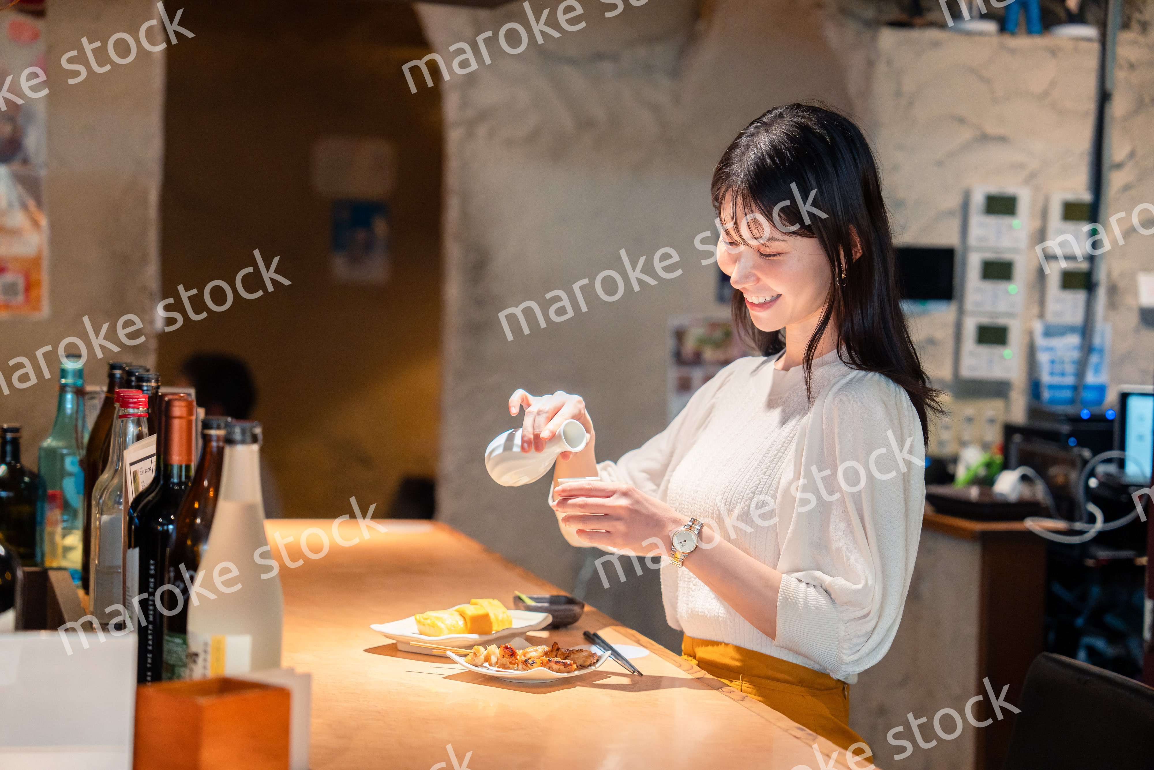 お店で一人でお酒を楽しむ女性