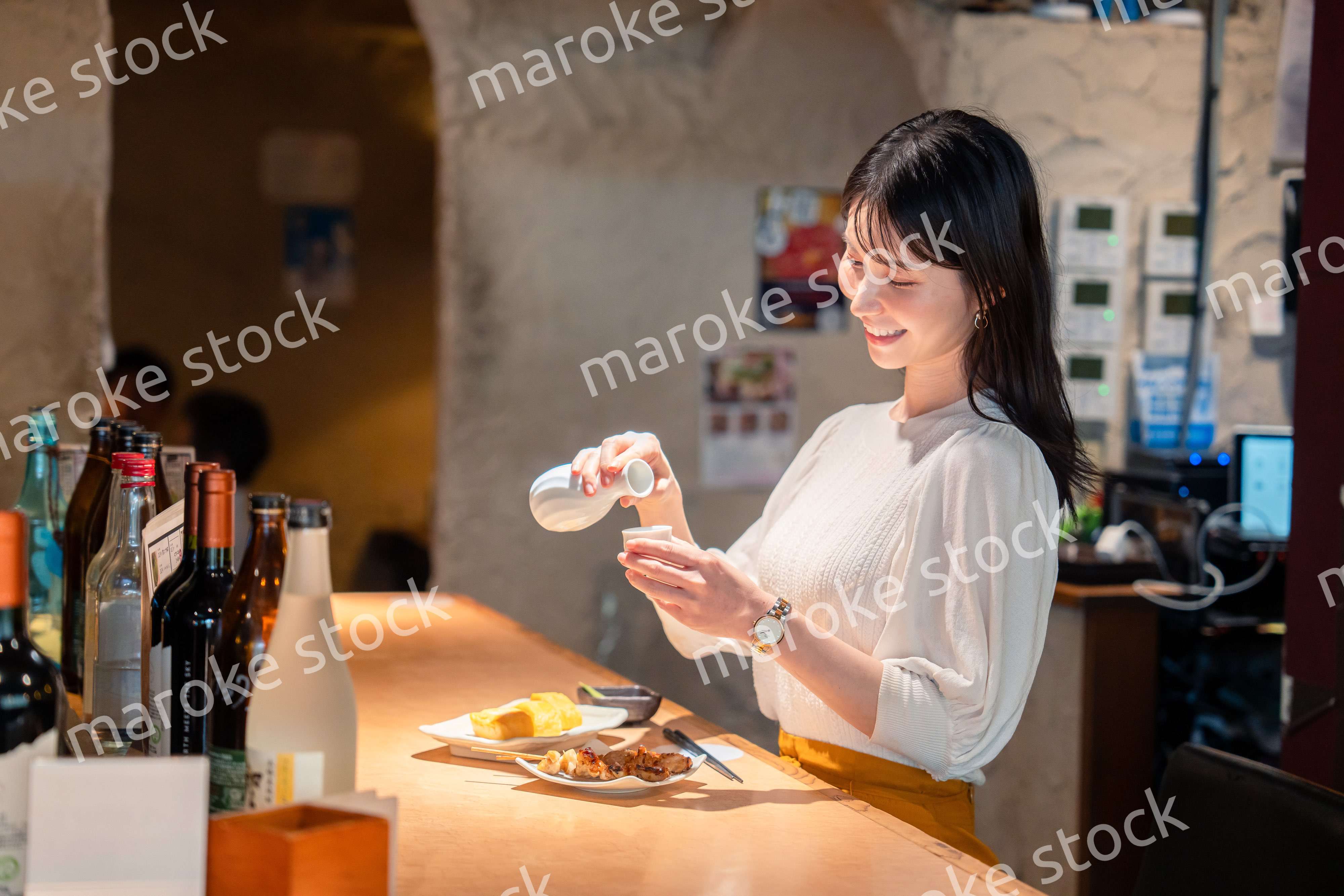 お店で一人でお酒を楽しむ女性