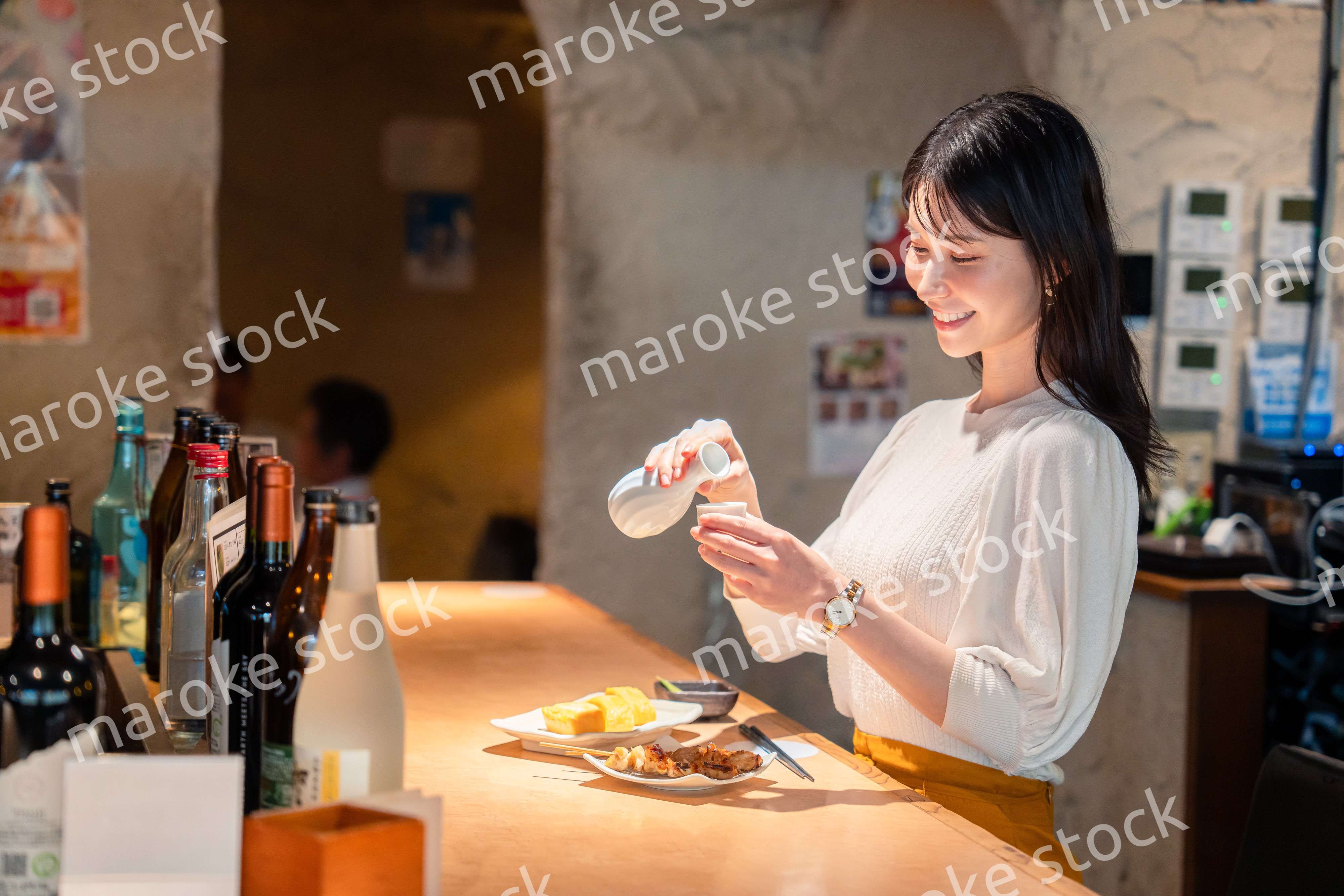 お店で一人でお酒を楽しむ女性