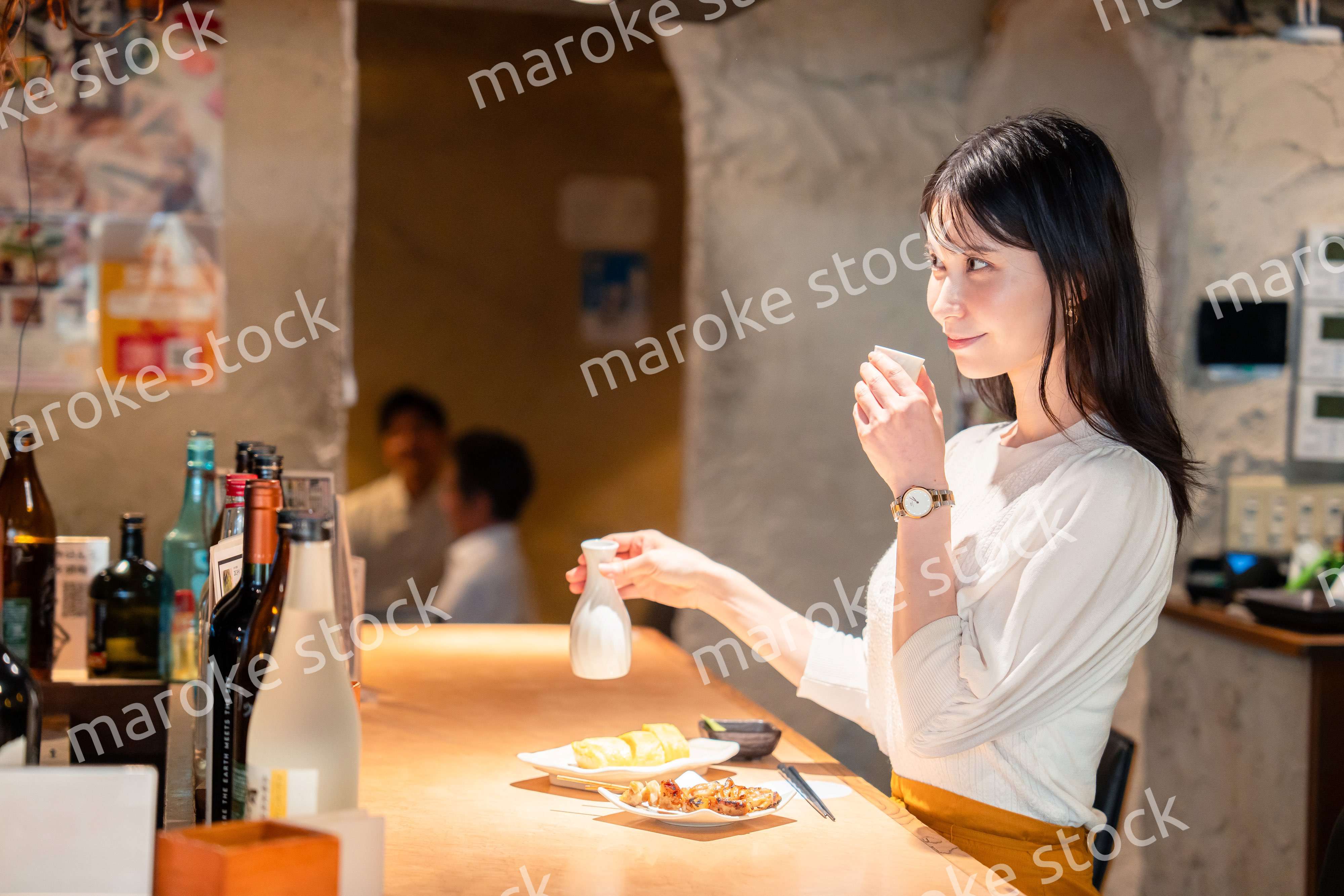 お店で一人でお酒を楽しむ女性