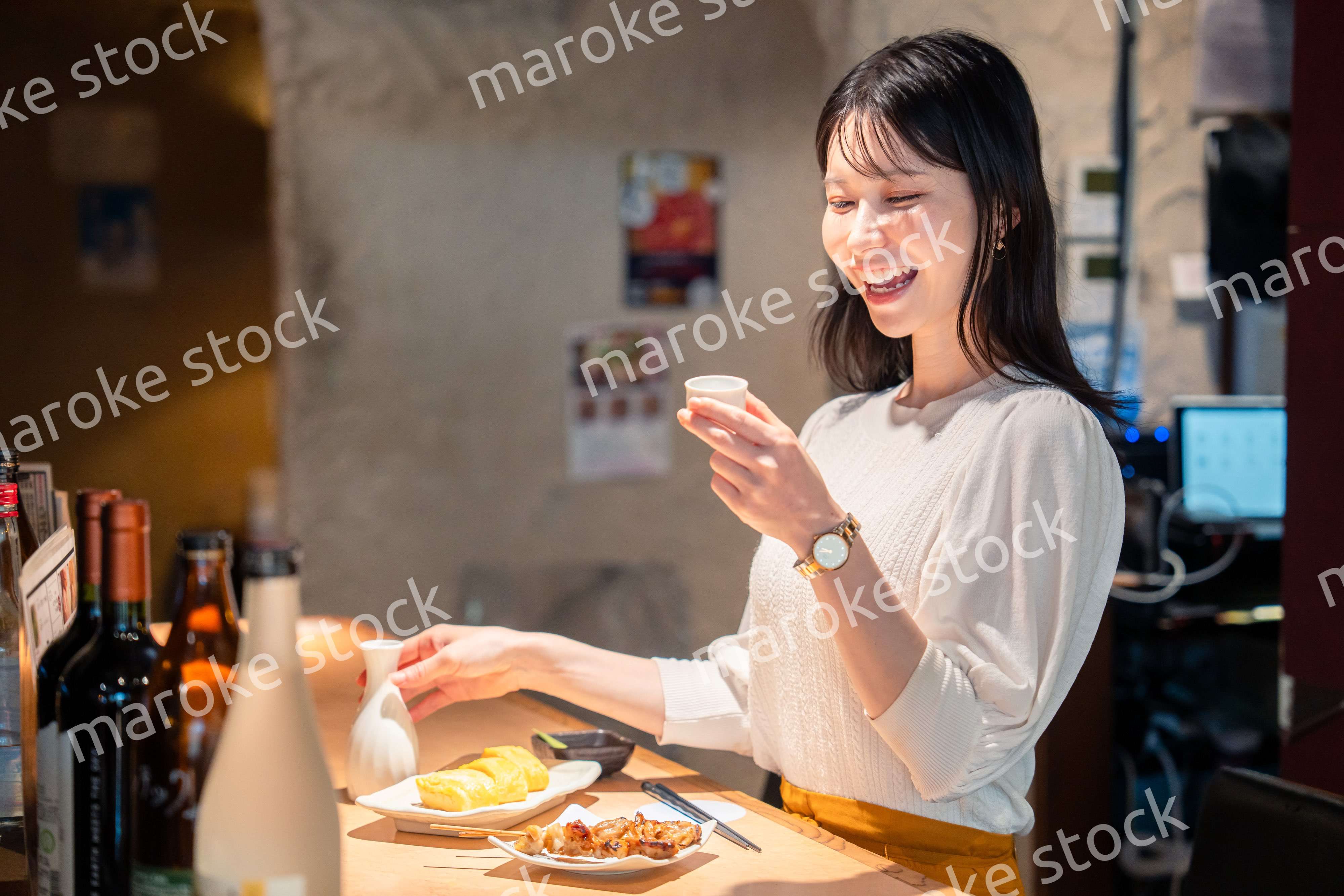 お店で一人でお酒を楽しむ女性
