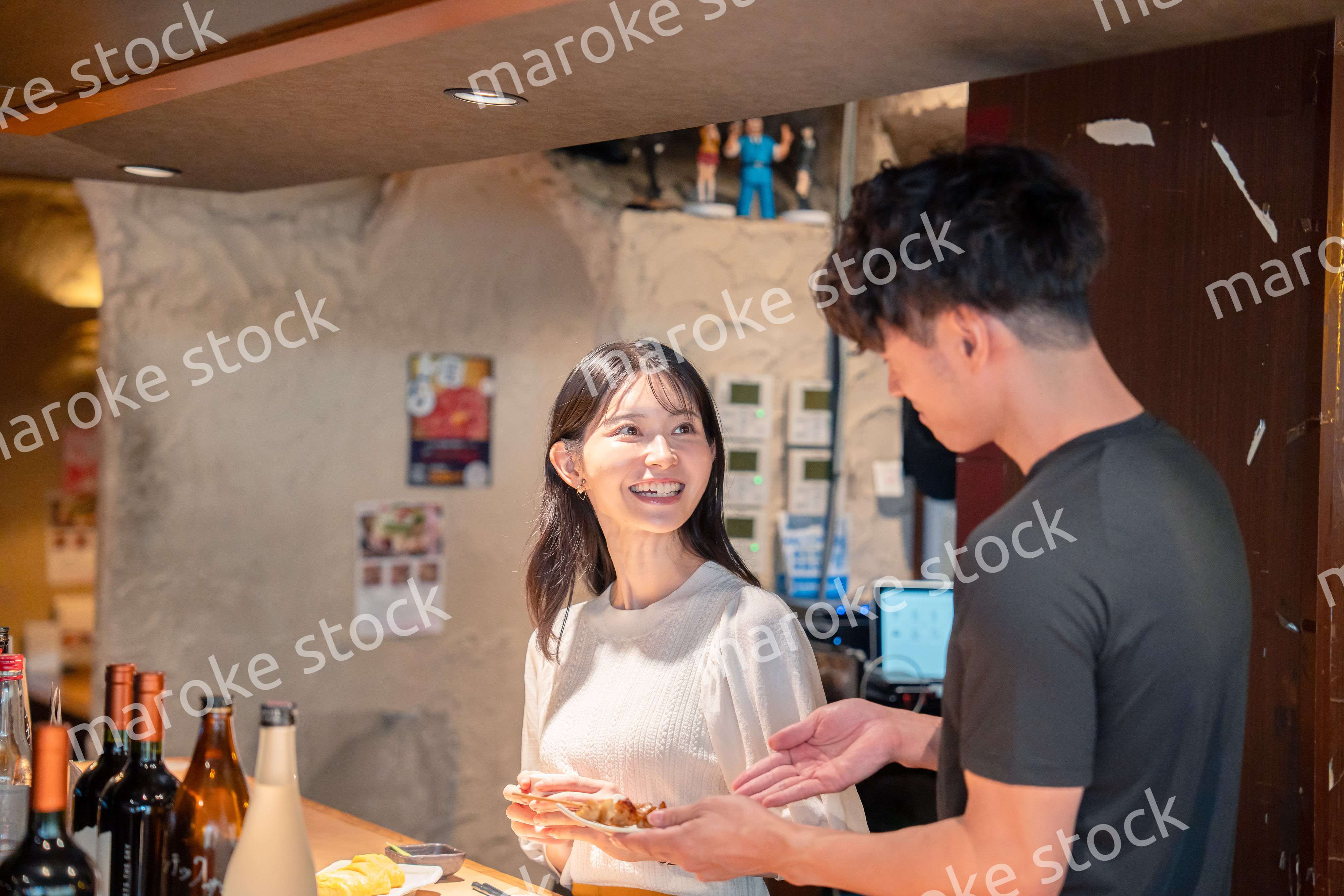 焼き鳥屋さんの女性客と店員