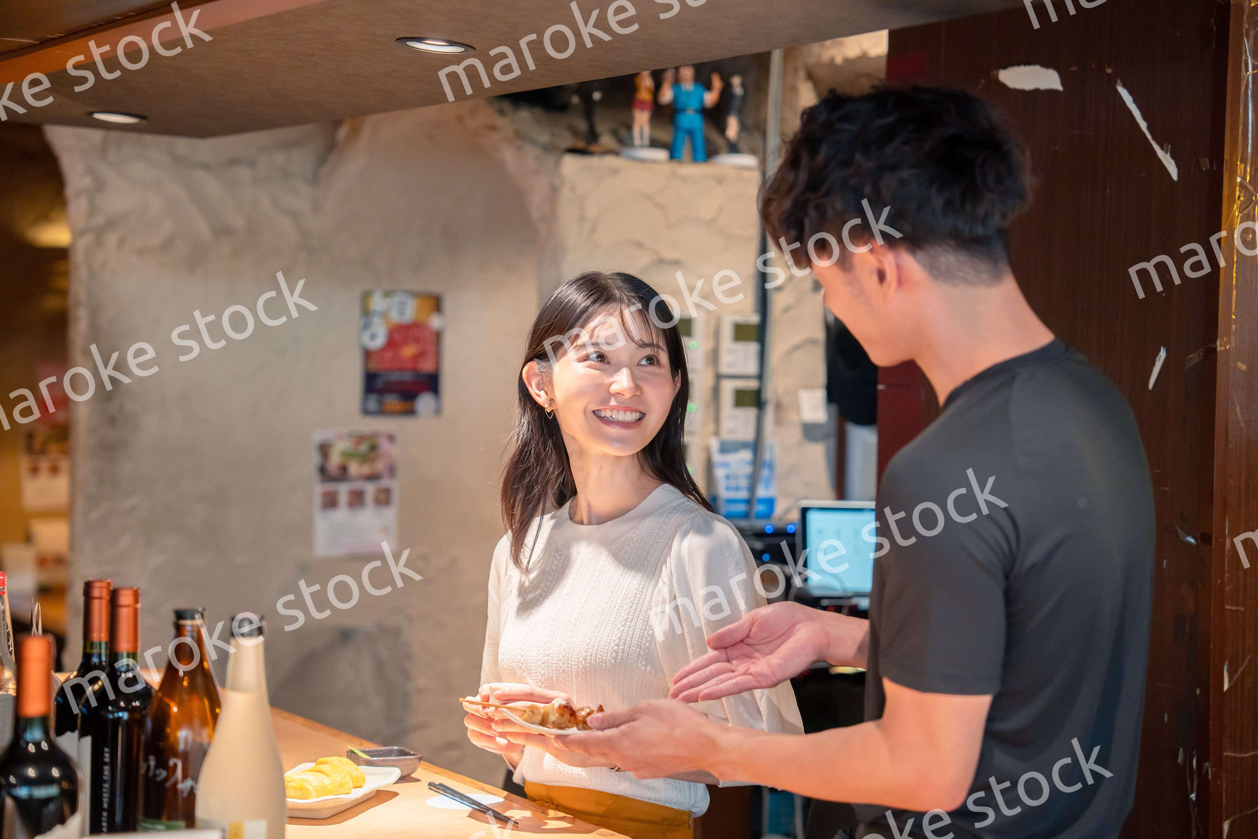 焼き鳥屋さんの女性客と店員