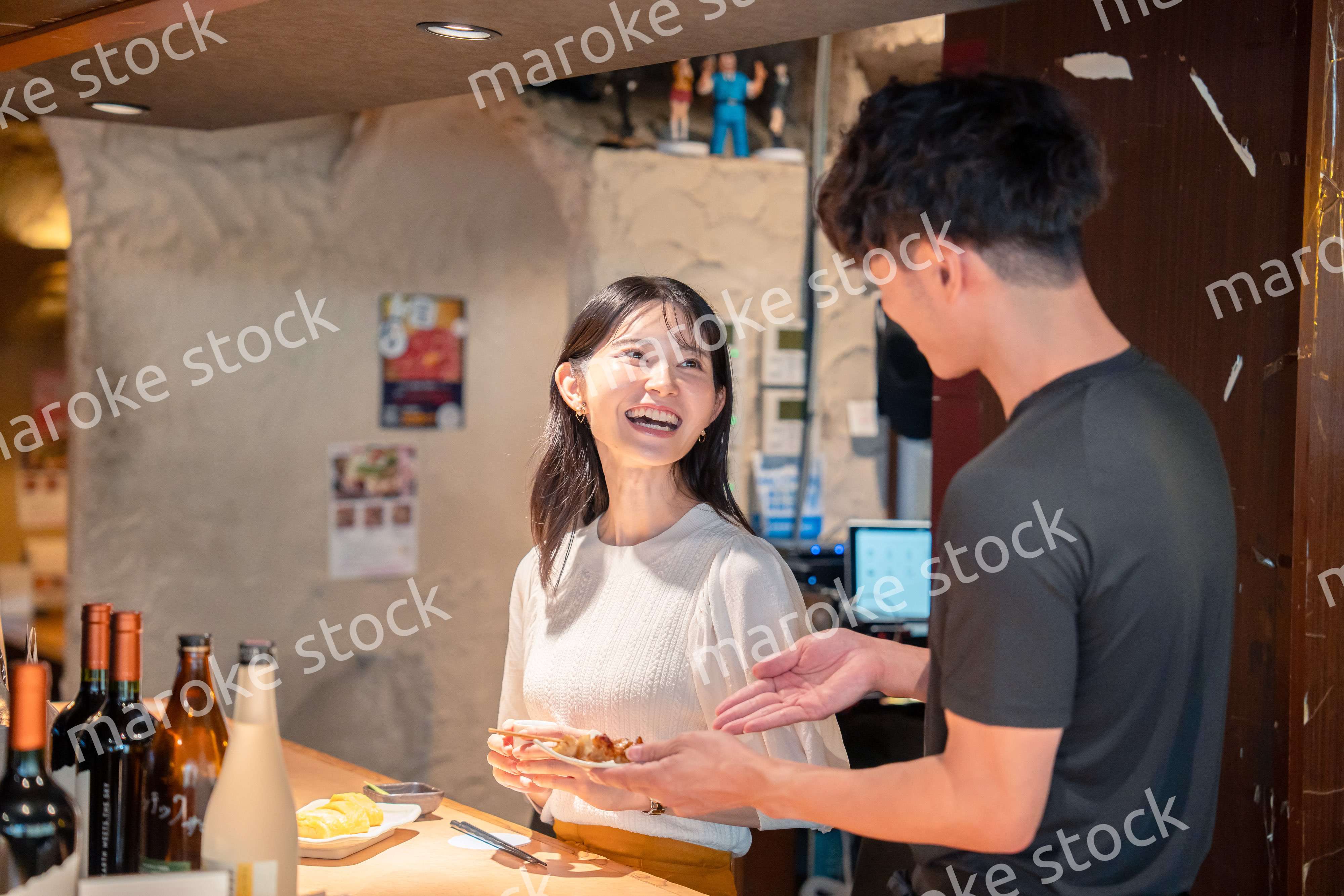 焼き鳥屋さんの女性客と店員